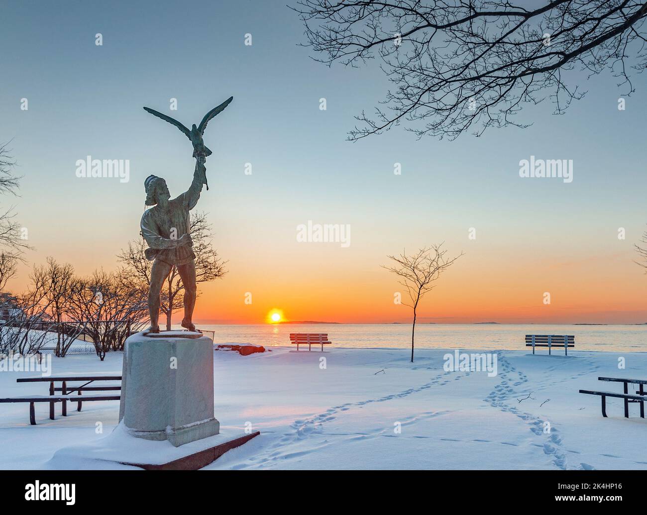 Soleil levant sur l'océan avec de la neige fraîchement tombée Banque D'Images