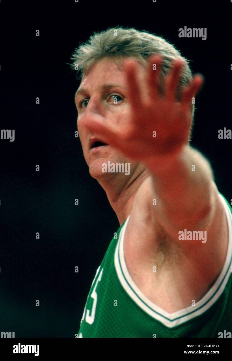 Larry Bird, un avant de Boston Celtics, est présenté lors d'un match à Chicago en 1980s. Banque D'Images