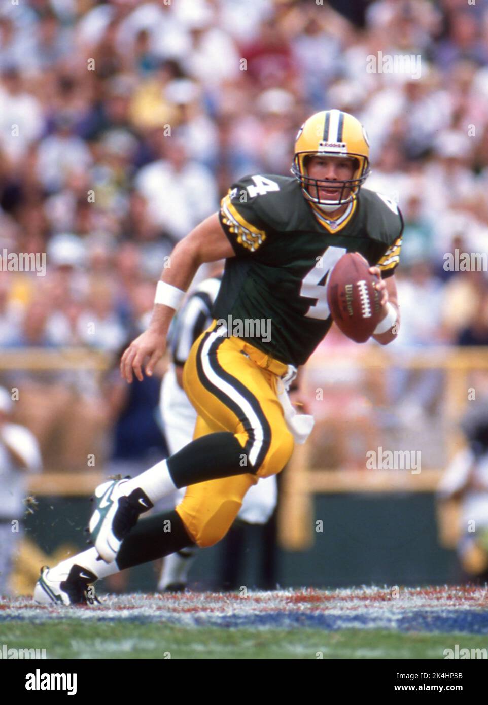 Brett Favre, le quarterback de Green Bay Packer, regarde le terrain au lambeau Field, en Californie. 1996. Banque D'Images