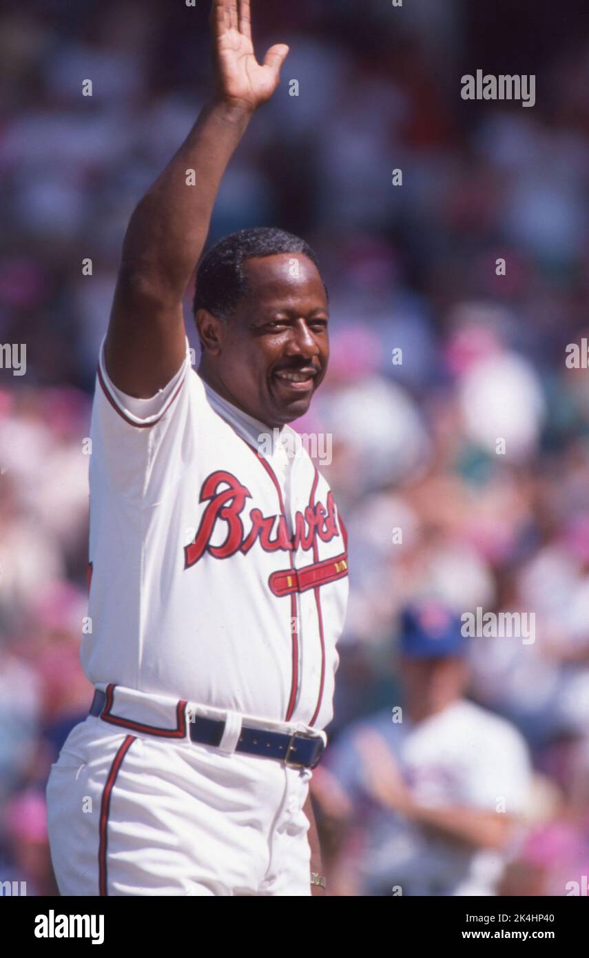 Home Run le roi Hank Aaron fait un geste de vague à la foule au Milwaukee Miller Park pour lancer le premier terrain lors d'un match des Milwaukee Brewers. Banque D'Images