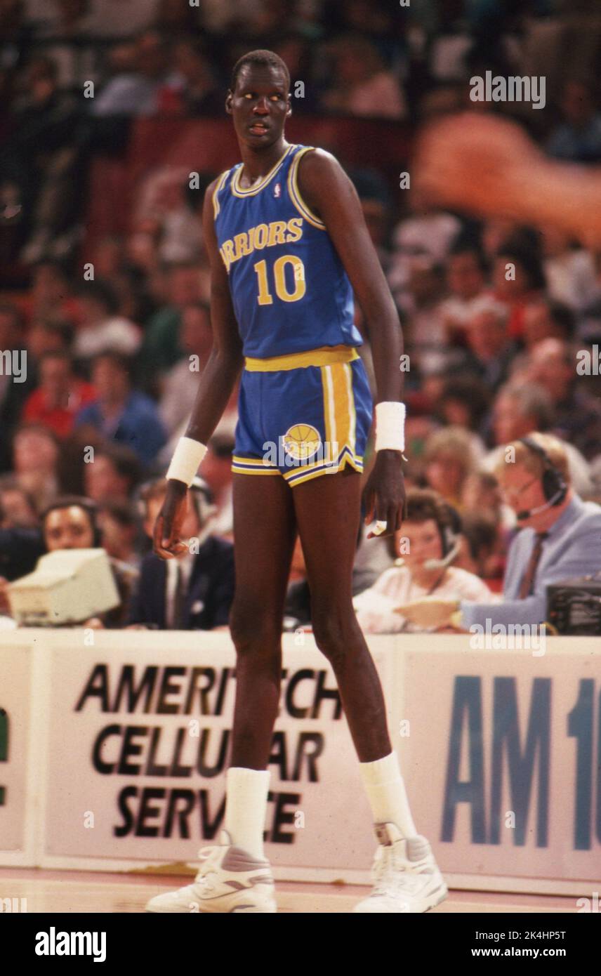 Manute bol des San Francisco Warriors jouant contre les Chicago Bulls, v. 1988. Banque D'Images