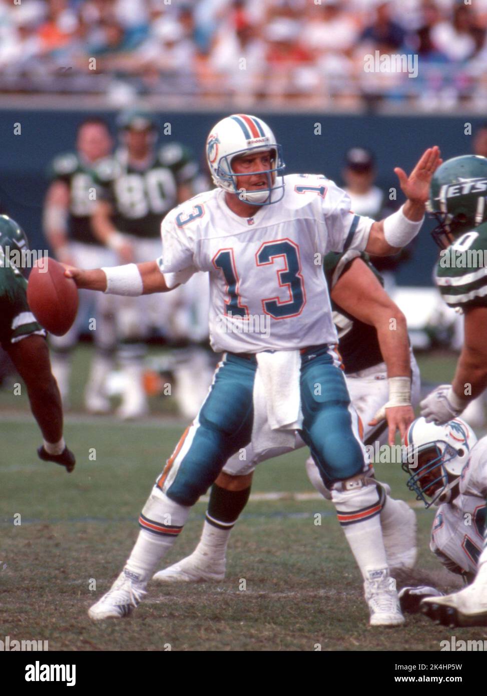 Le quarterback des Miami Dolphins est montré en action contre les jets de New York lors d'un match vers 1995. Banque D'Images