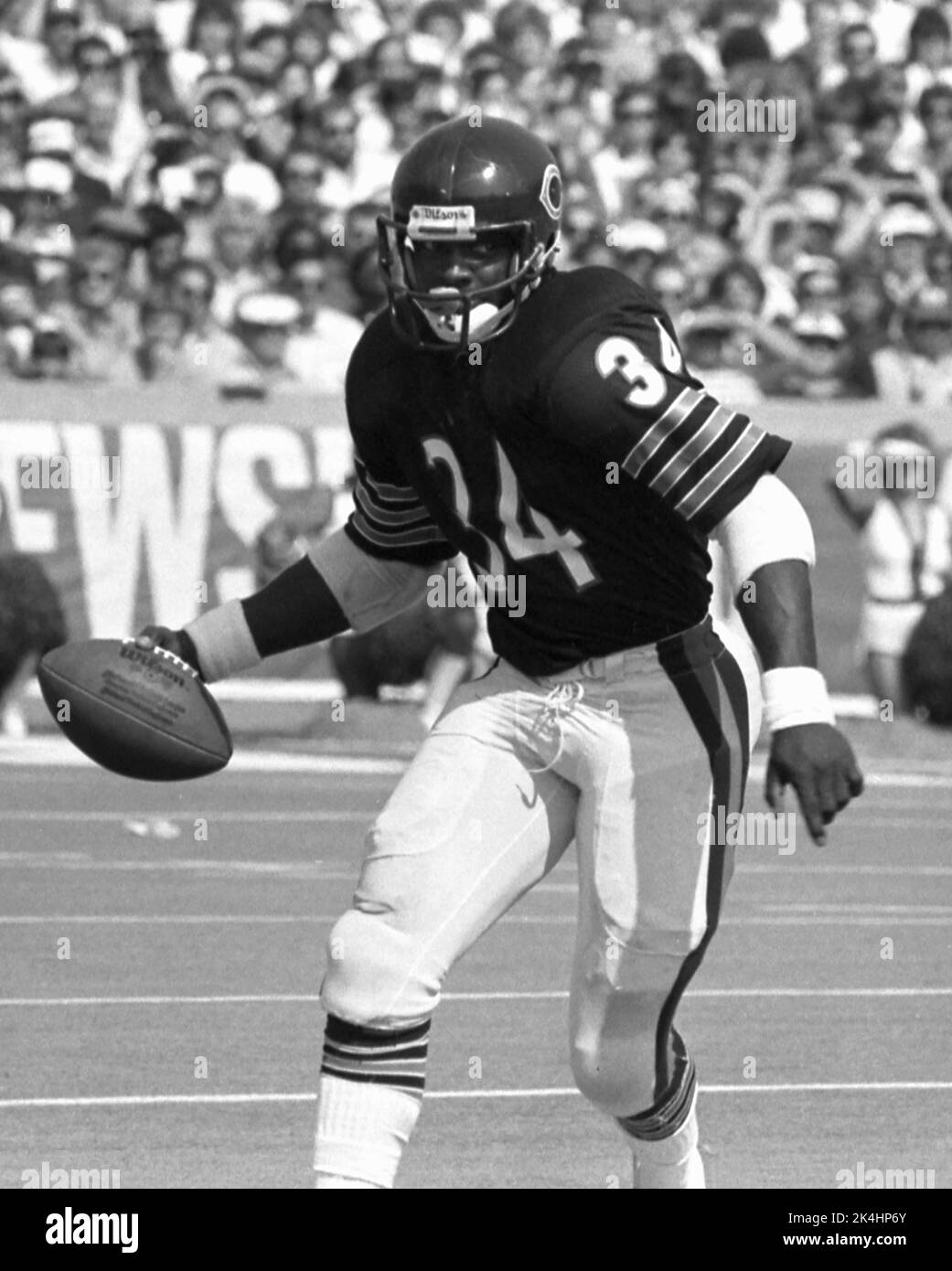 Les Chicago Bears qui reviennent Walter Payton portent le football d'une main lors d'un match en 1984. Banque D'Images