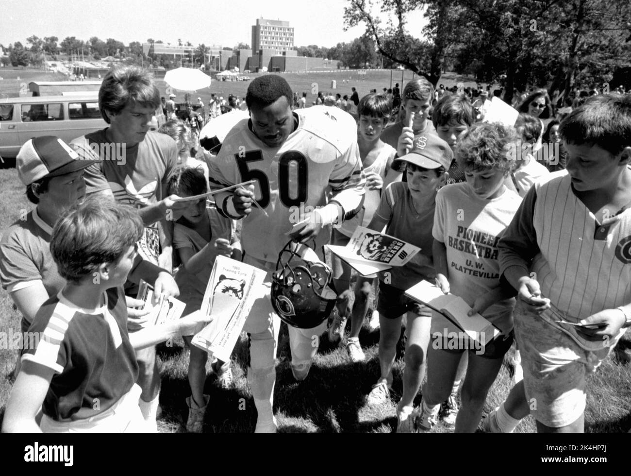 Mike Singletary, linebacker des Chicago Bears, signe des autographes alors qu'il quitte le terrain d'entraînement de Platteville, Wisconsin, en 1984. Banque D'Images