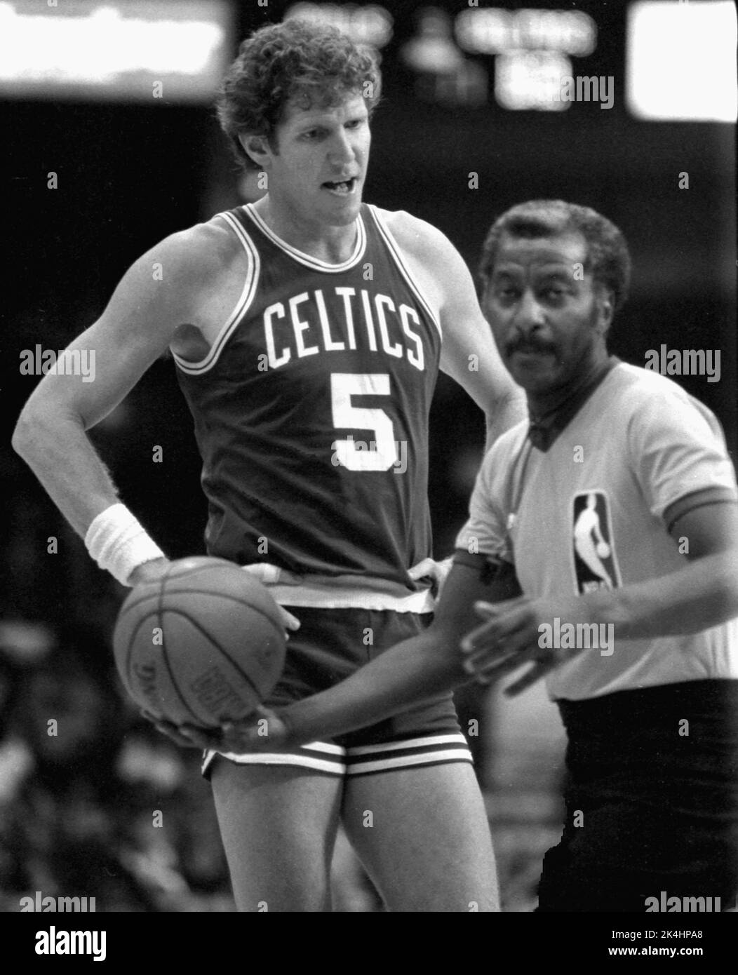 Le joueur de basket-ball du Boston Celtic Bill Walton attend le ballon avant un lancer franc, ca. 1985 Banque D'Images