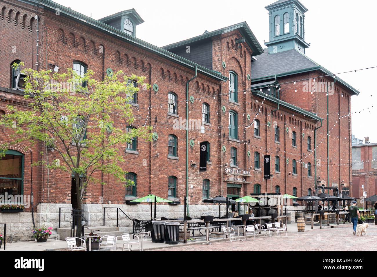 Toronto, Canada - 28 mai 2022 : Toronto, Canada - 28 mai 2022 : District de distillerie, ancienne distillerie Gooderham & Worts. Quartier historique avec magasins, Banque D'Images