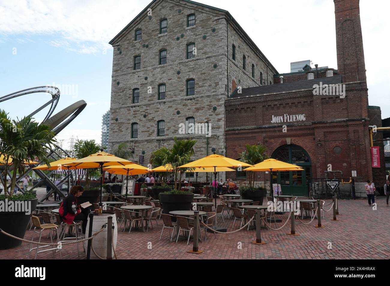 Toronto, Canada - 28 mai 2022 : Toronto, Canada - 28 mai 2022 : District de distillerie, ancienne distillerie Gooderham & Worts. Quartier historique avec magasins, Banque D'Images