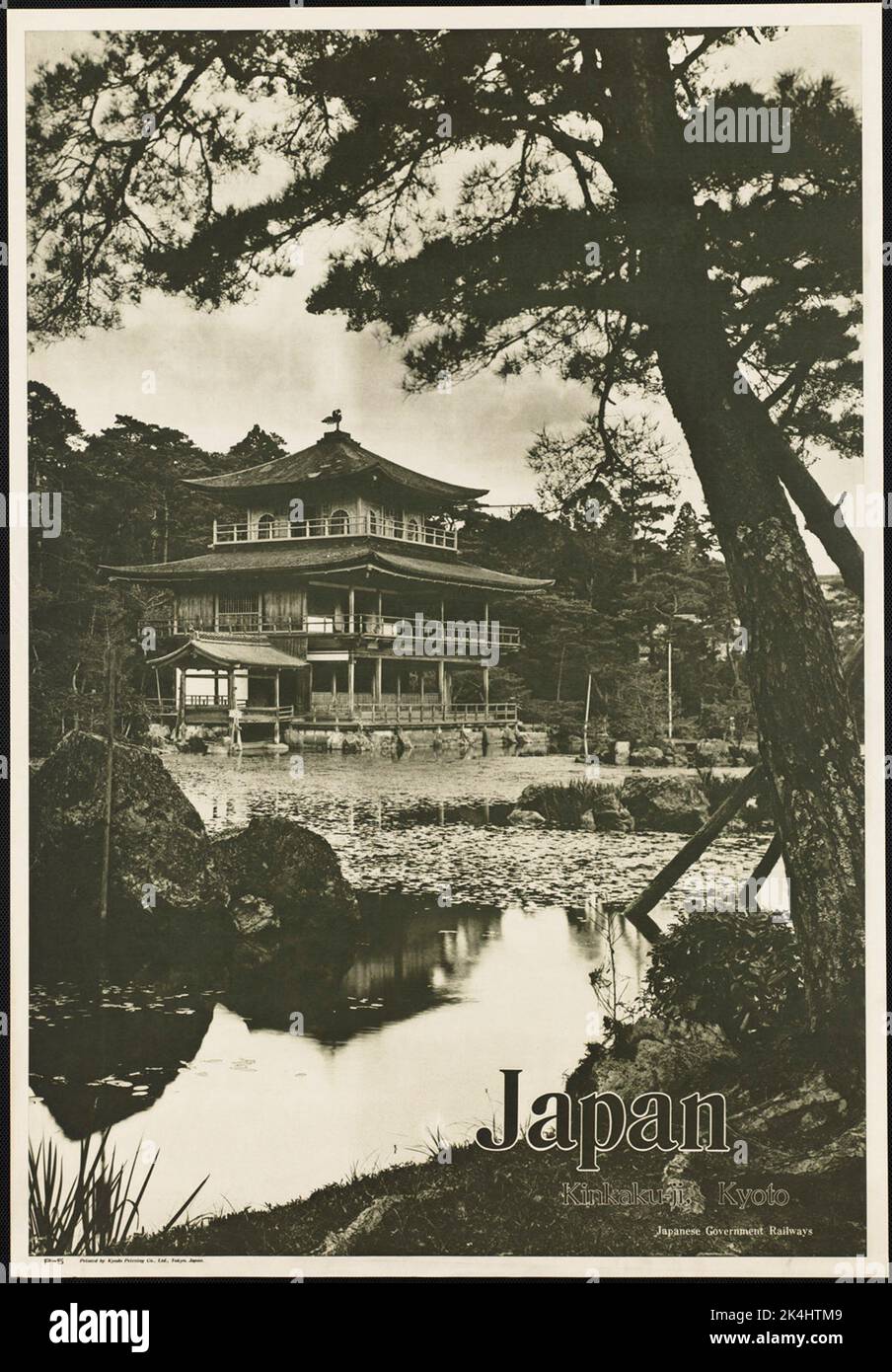 Affiche de voyage noire et blanche des chemins de fer japonais vintage en noir et blanc de Kinkakuji ou Pavillon d'or, un temple Zen à Kyoto, au Japon Banque D'Images