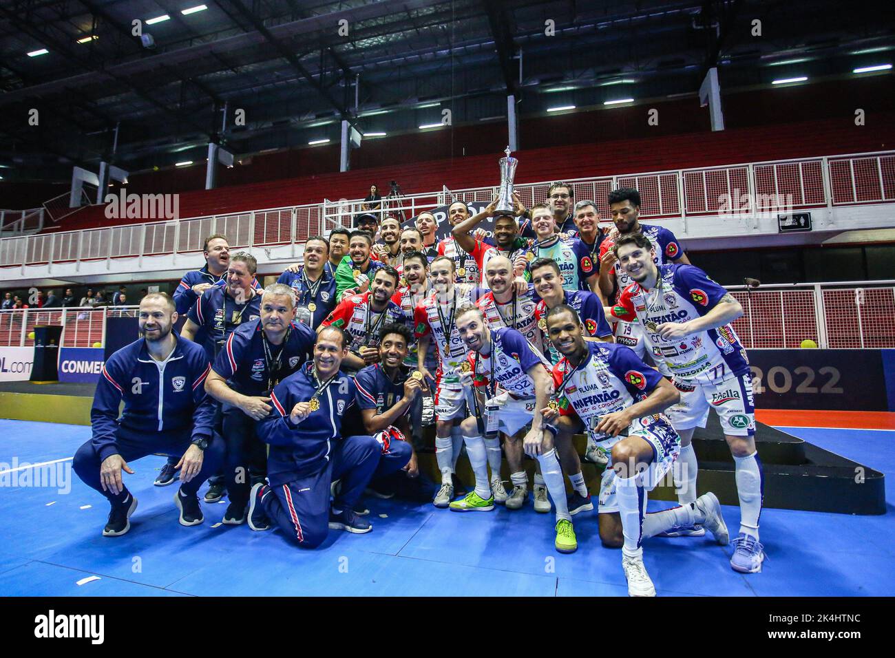 Buenos Aires, Argentine. 02nd octobre 2022. L'équipe de Cascavel a été vue lors de la cérémonie de remise des prix de Libertadores Futsal 2022 à la Befol Arena de Buenos Aires. Crédit : SOPA Images Limited/Alamy Live News Banque D'Images