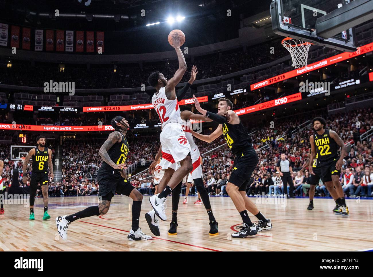 2 octobre 2022, EDMONTON, AB, CANADA : Walker Kessler de Utah Jazz (24) défend contre Josh Jackson de Toronto Raptors (12) lorsqu'il obtient le tir lors de la deuxième mi-saison de l'action de la NBA à Edmonton, en Alberta, le dimanche 2 octobre 2022. (Image de crédit : © Jason Franson/la presse canadienne via ZUMA Press) Banque D'Images