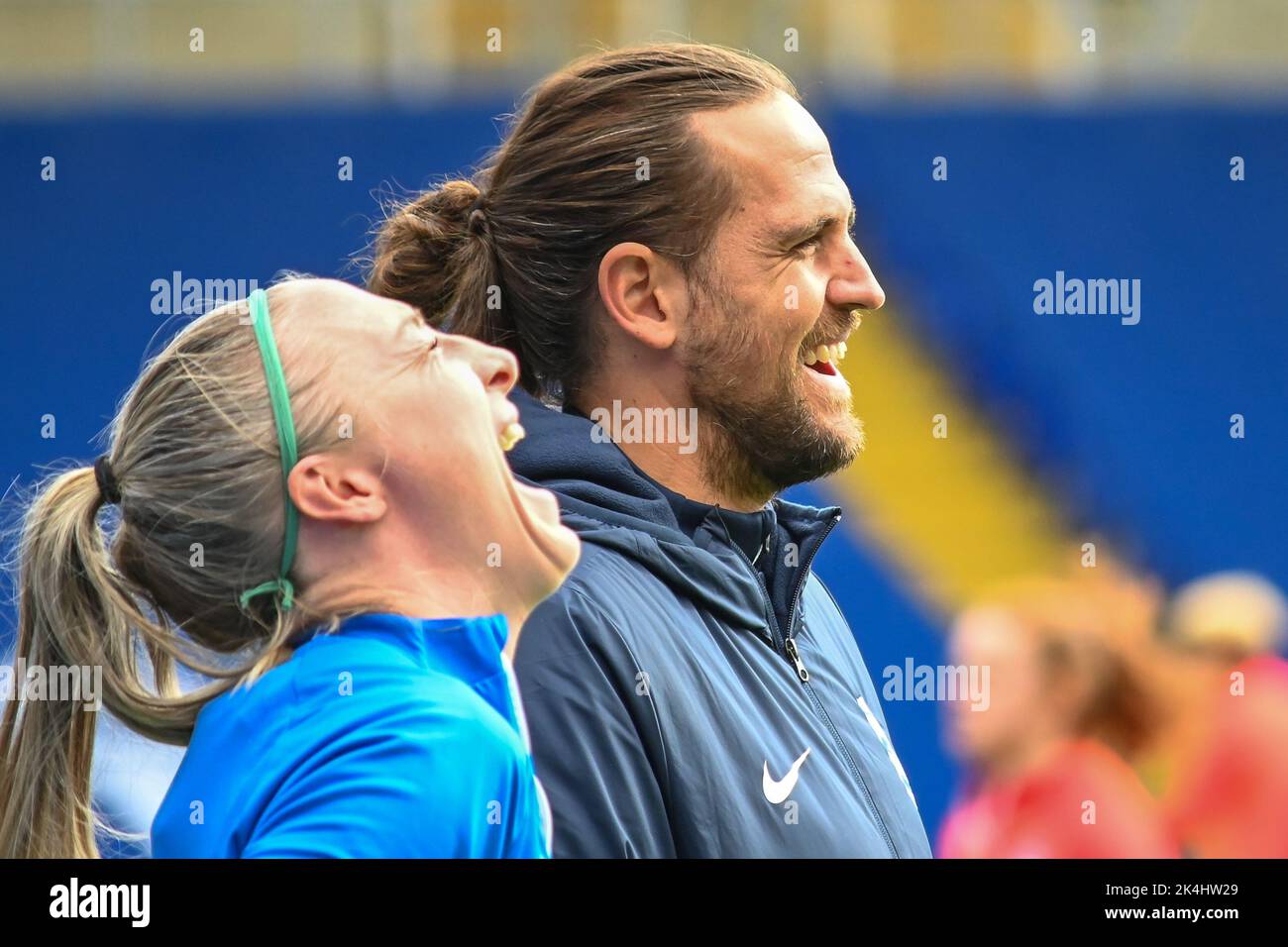 Birmingham, Royaume-Uni. 2nd octobre 2022. Un léger moment de coeur entre le Manager Darren carter (directeur de Birmingham ) et le capitaine Louise Quinn (Birmingham no 4 ) pendant le match de la coupe Conti des femmes entre Birmingham City vs Brighton (Karl W Newton/SPP) Credit: SPP Sport Press photo. /Alamy Live News Banque D'Images