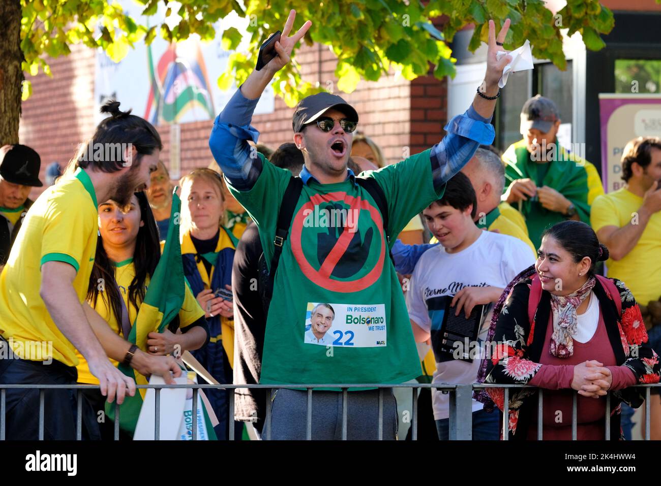 Londres, Royaume-Uni. 2nd octobre 2022. Les expatriés brésiliens dans la capitale sont passés aux urnes lors de l'élection présidentielle nationale. Les partisans des deux principaux candidats - Jair Bolsonaro, le président du Parti libéral, et Luiz Inacio Lula de Silva, du Parti des travailleurs, se sont rassemblés devant Hammersmith et Fulham College, dans l'ouest de Londres, alors que de longues files d'attente se sont développées tout au long de la journée. Environ 15 000 000 inscrits devraient voter à Londres, sur un total de 120 millions dans le monde. Crédit : onzième heure Photographie/Alamy Live News Banque D'Images