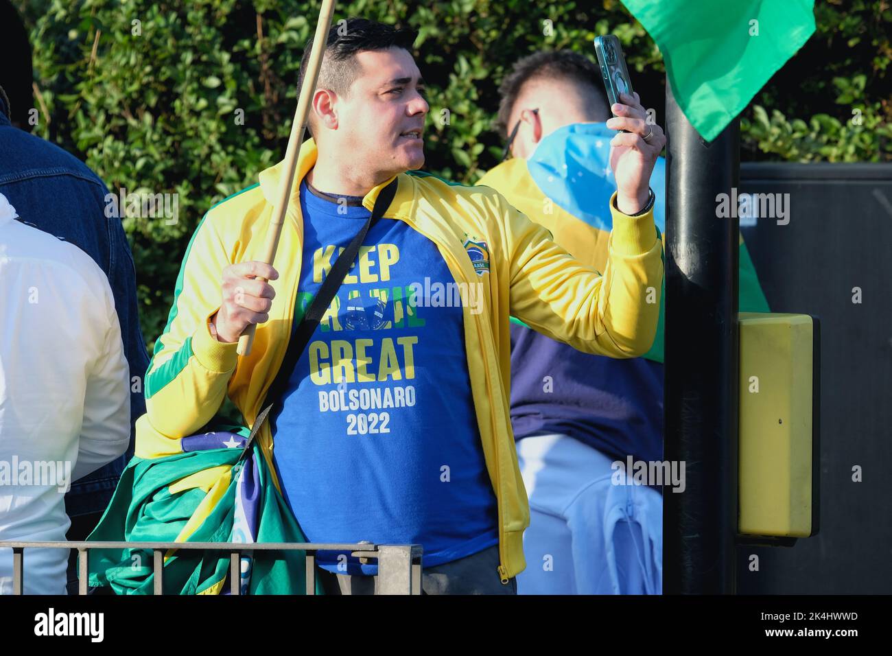 Londres, Royaume-Uni. 2nd octobre 2022. Les expatriés brésiliens dans la capitale sont passés aux urnes lors de l'élection présidentielle nationale. Les partisans des deux principaux candidats - Jair Bolsonaro, le président du Parti libéral, et Luiz Inacio Lula de Silva, du Parti des travailleurs, se sont rassemblés devant Hammersmith et Fulham College, dans l'ouest de Londres, alors que de longues files d'attente se sont développées tout au long de la journée. Environ 15 000 000 inscrits devraient voter à Londres, sur un total de 120 millions dans le monde. Crédit : onzième heure Photographie/Alamy Live News Banque D'Images