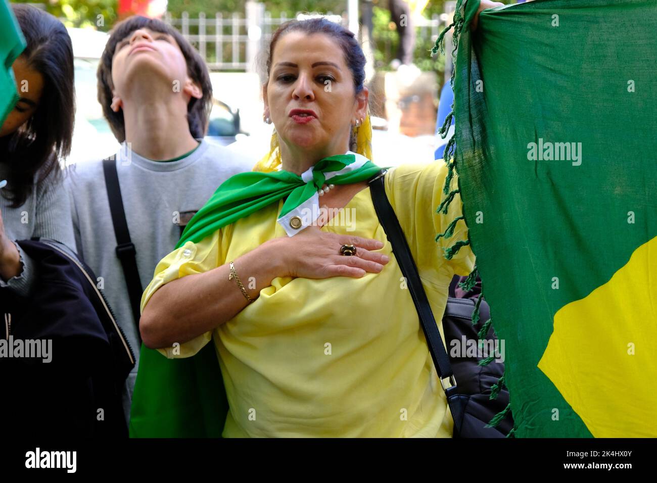 Londres, Royaume-Uni. 2nd octobre 2022. Les expatriés brésiliens dans la capitale sont passés aux urnes lors de l'élection présidentielle nationale. Les partisans des deux principaux candidats - Jair Bolsonaro, le président du Parti libéral, et Luiz Inacio Lula de Silva, du Parti des travailleurs, se sont rassemblés devant Hammersmith et Fulham College, dans l'ouest de Londres, alors que de longues files d'attente se sont développées tout au long de la journée. Environ 15 000 000 inscrits devraient voter à Londres, sur un total de 120 millions dans le monde. Crédit : onzième heure Photographie/Alamy Live News Banque D'Images