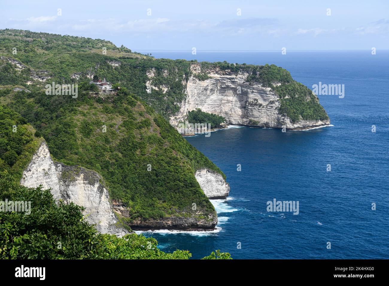 Bali, Indonésie. 17th septembre 2022. Une vue areale de Paluang Cliff à  Nusa Penida, Bali. Nusa Penida est une île située dans le sud-est de l'île  indonésienne de Bali. Nusa Penida est