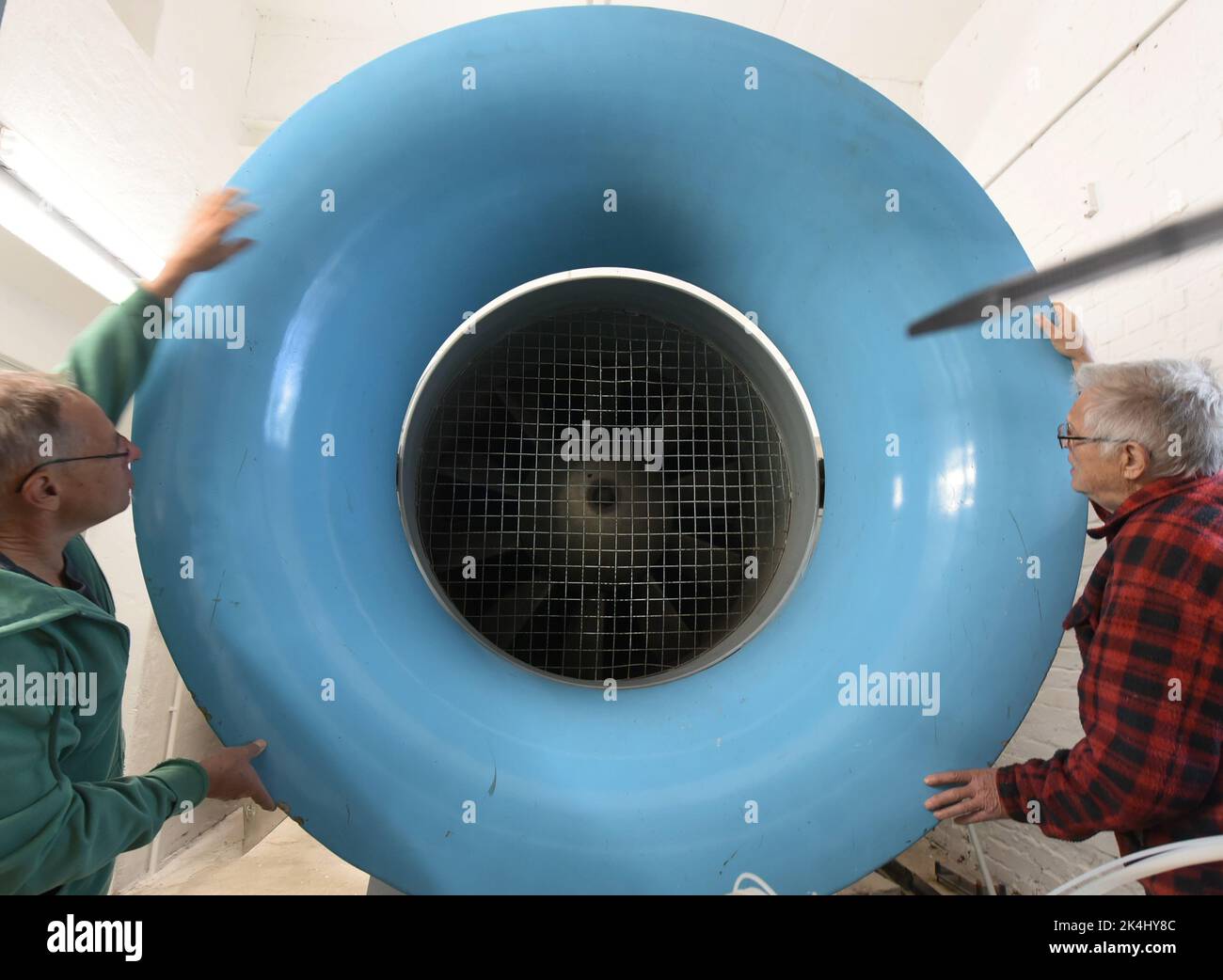 29 septembre 2022, Saxe-Anhalt, Dessau-Roßlau : dans le musée de technologie Hugo Junkers, les membres honoraires du musée Förderverein Technikmuseum Hugo Junkers e.V., ancien designer Frank Rosinus (l) et ancien ingénieur diplômé Harald Fleischer, ont fixé les paramètres d'une expérience sur un tunnel aérodynamique NK II. Le tunnel aérodynamique est l'une des expositions dédiées au concepteur d'avion et à l'entrepreneur Hugo Junkers (Hugo Junkers Born 3 février 1859 - Deeted 3 février 1935). Le musée, qui a ouvert ses portes en 2001 sur le site de l'ancienne usine d'avions Junkers, est géré par le Förderverein Technikmuseum 'H. Banque D'Images