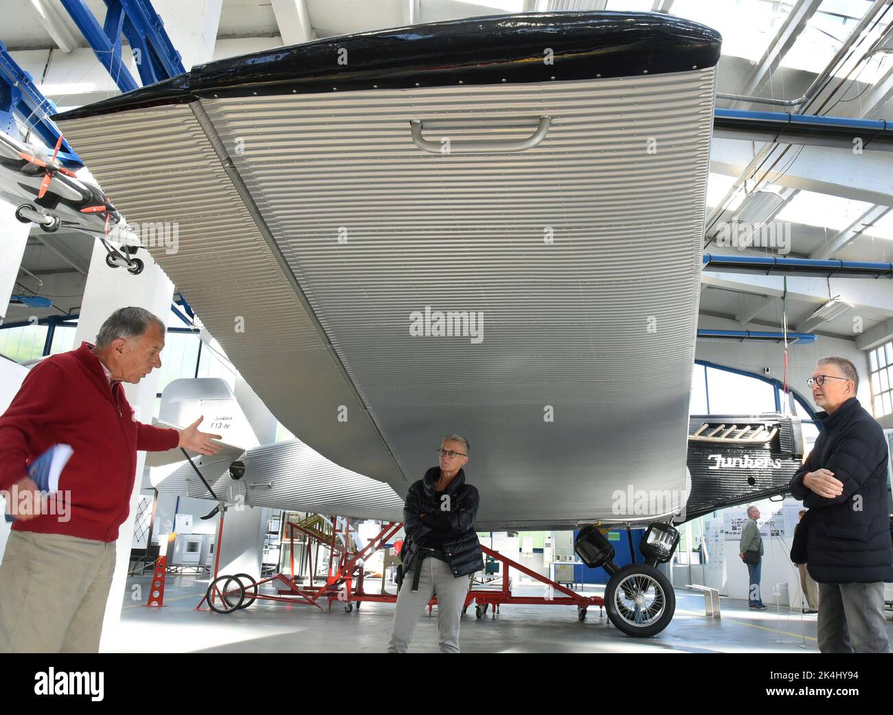 29 septembre 2022, Saxe-Anhalt, Dessau-Roßlau: Au musée de technologie "Hugo Junkers", directeur général et ancien pilote commercial Gerd Fucke (l) explique la réplique d'un Junkers F13 de aux visiteurs. L'avion léger de 1919 a été reconstruit en plusieurs heures par des membres du Förderverein Technikmuseum 'Hugo Junkerss' e.V. et est l'une des expositions spéciales dans le musée dédié au concepteur d'avion et entrepreneur Hugo Junkers (Hugo Junkers né 3 février 1859 - mort 3 février 1935). Le musée, qui a ouvert en 2001 sur le site de l'ancienne usine d'avions Junkers, est RU Banque D'Images