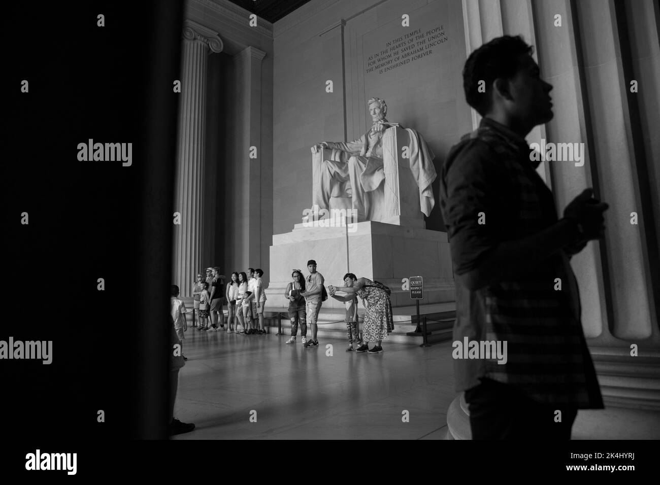 Le Lincoln Memorial est un monument commémoratif américain construit en l'honneur du président des États-Unis en 16th, Abraham Lincoln. Il se trouve à l'extrémité ouest du National Mall à Washington, D.C., en face du Washington Monument, et se présente sous la forme d'un temple néoclassique. L'architecte du mémorial était Henry Bacon. Le concepteur de la grande statue centrale de l'intérieur du mémorial, Abraham Lincoln (1920), était Daniel Chester French; la statue Lincoln a été sculptée par les frères Piccirilli. Banque D'Images