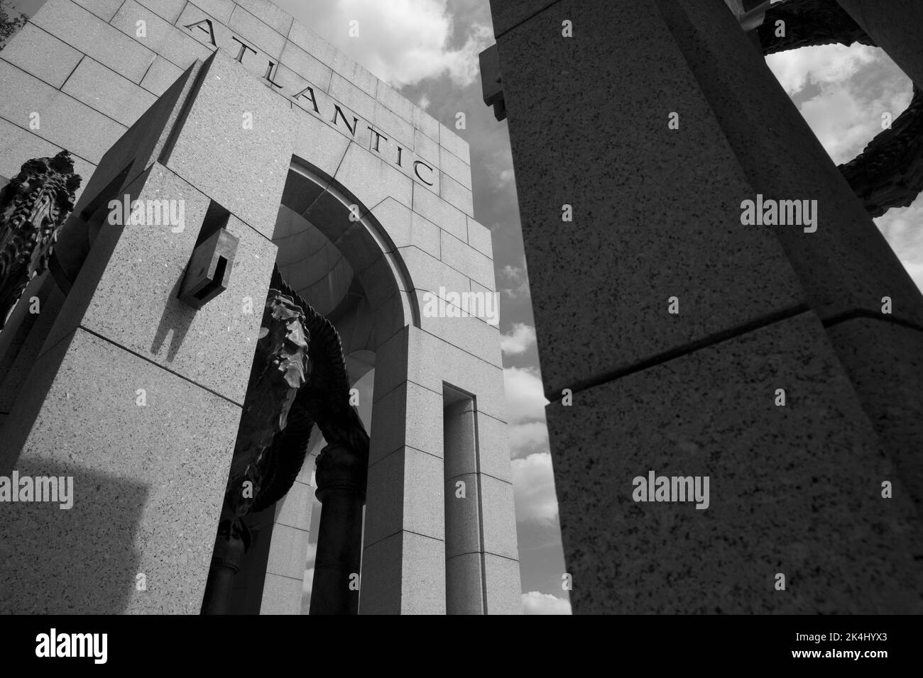 Le Mémorial de la Seconde Guerre mondiale est un mémorial national des États-Unis dédié aux Américains qui ont servi dans les forces armées et comme civils pendant la Seconde Guerre mondiale Il est situé sur le National Mall à Washington, D.C. Banque D'Images
