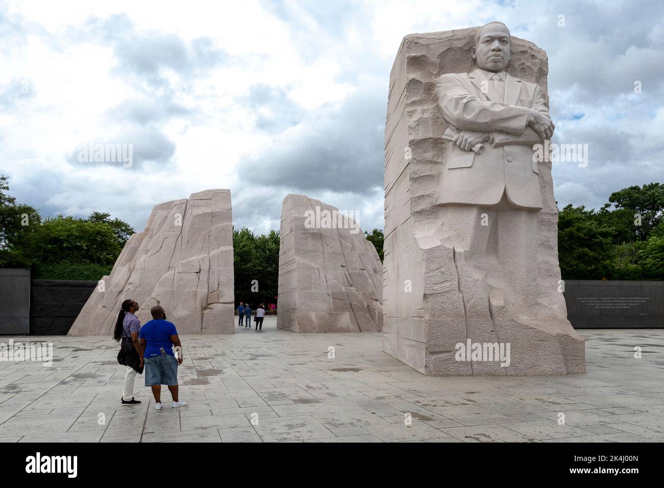 Le monument commémoratif Martin Luther King, Jr., est un monument commémoratif national situé dans le parc West Potomac, à côté du centre commercial national de Washington, D.C., aux États-Unis. Elle couvre quatre hectares et comprend la Pierre de l'espoir, une statue en granit du chef du mouvement des droits civils Martin Luther King Jr. Sculptée par le sculpteur Lei Yixin. L'inspiration pour la conception du mémorial est une ligne du discours de King « J'ai un rêve » : « hors de la montagne du désespoir, une pierre d'espoir ». Le mémorial a été ouvert au public à 22 août 2011, après plus de deux décennies de planification, de collecte de fonds et de construction. Banque D'Images