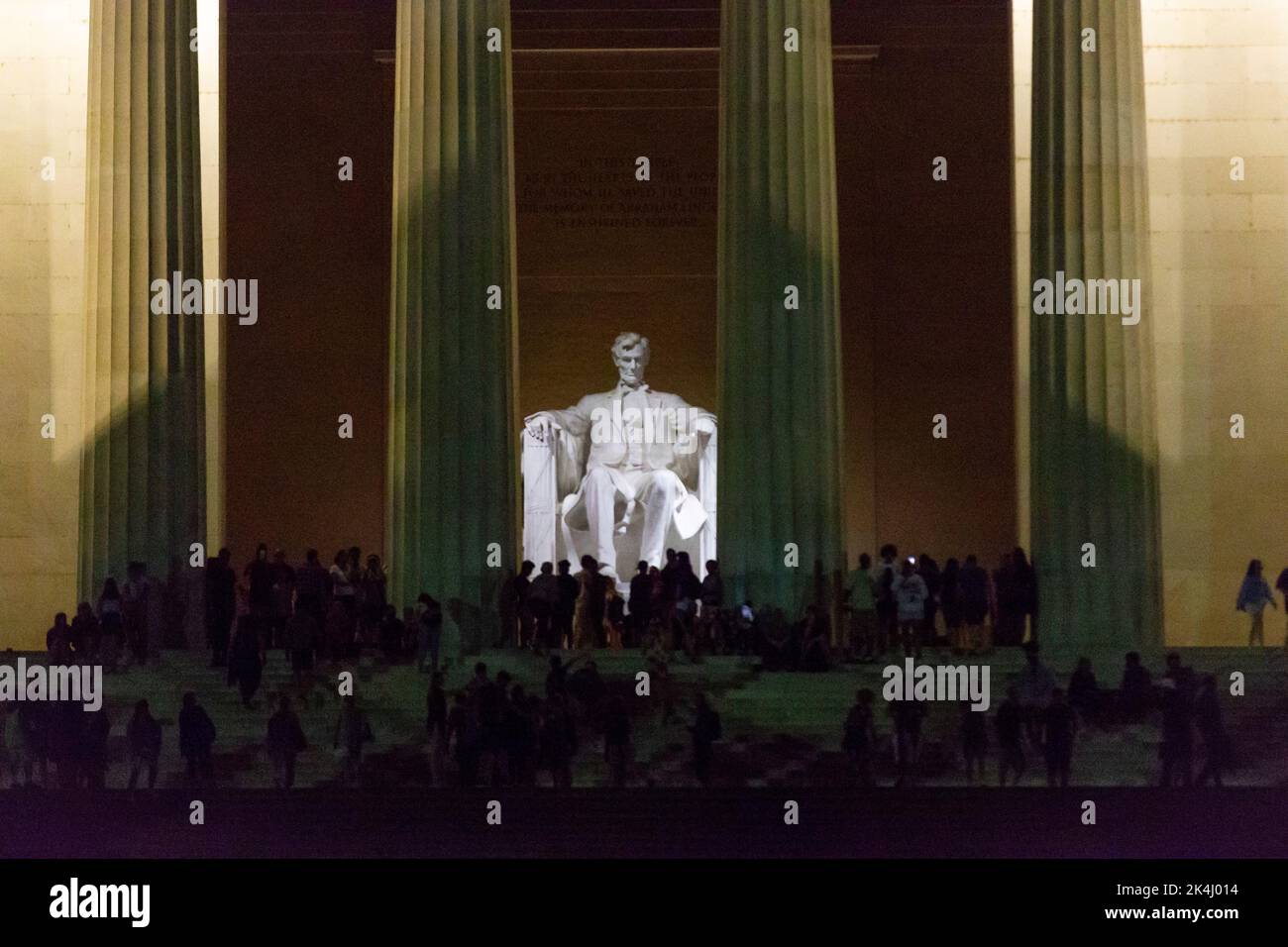 Le Lincoln Memorial est un monument commémoratif américain construit en l'honneur du président des États-Unis en 16th, Abraham Lincoln. Il se trouve à l'extrémité ouest du National Mall à Washington, D.C., en face du Washington Monument, et se présente sous la forme d'un temple néoclassique. L'architecte du mémorial était Henry Bacon. Le concepteur de la grande statue centrale de l'intérieur du mémorial, Abraham Lincoln (1920), était Daniel Chester French; la statue Lincoln a été sculptée par les frères Piccirilli. Banque D'Images