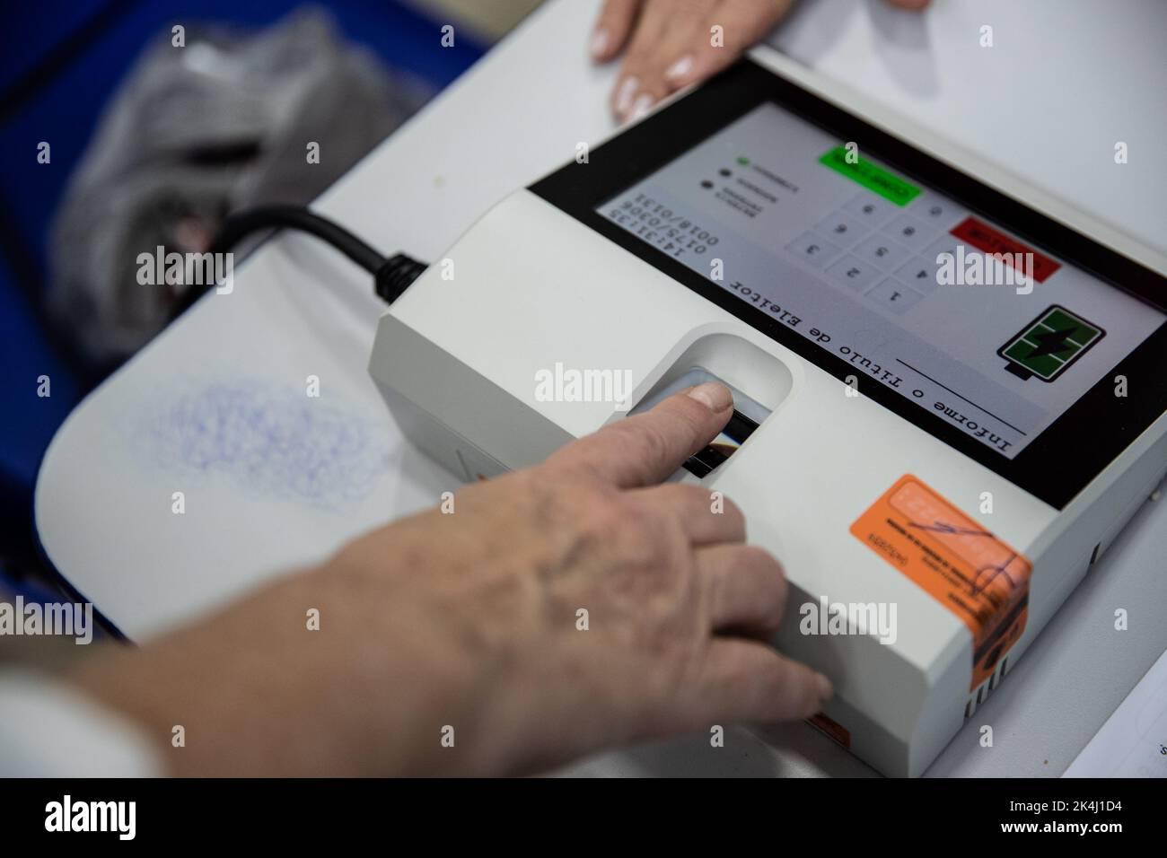 Rio de Janeiro, Brésil. 2nd octobre 2022. Une électeur vérifie son identité à un bureau de vote à Rio de Janeiro, au Brésil, le 2 octobre 2022. Le Brésil a tenu le premier tour des élections présidentielles le 2 octobre. Crédit: Wang Tiancong/Xinhua/Alamy Live News Banque D'Images