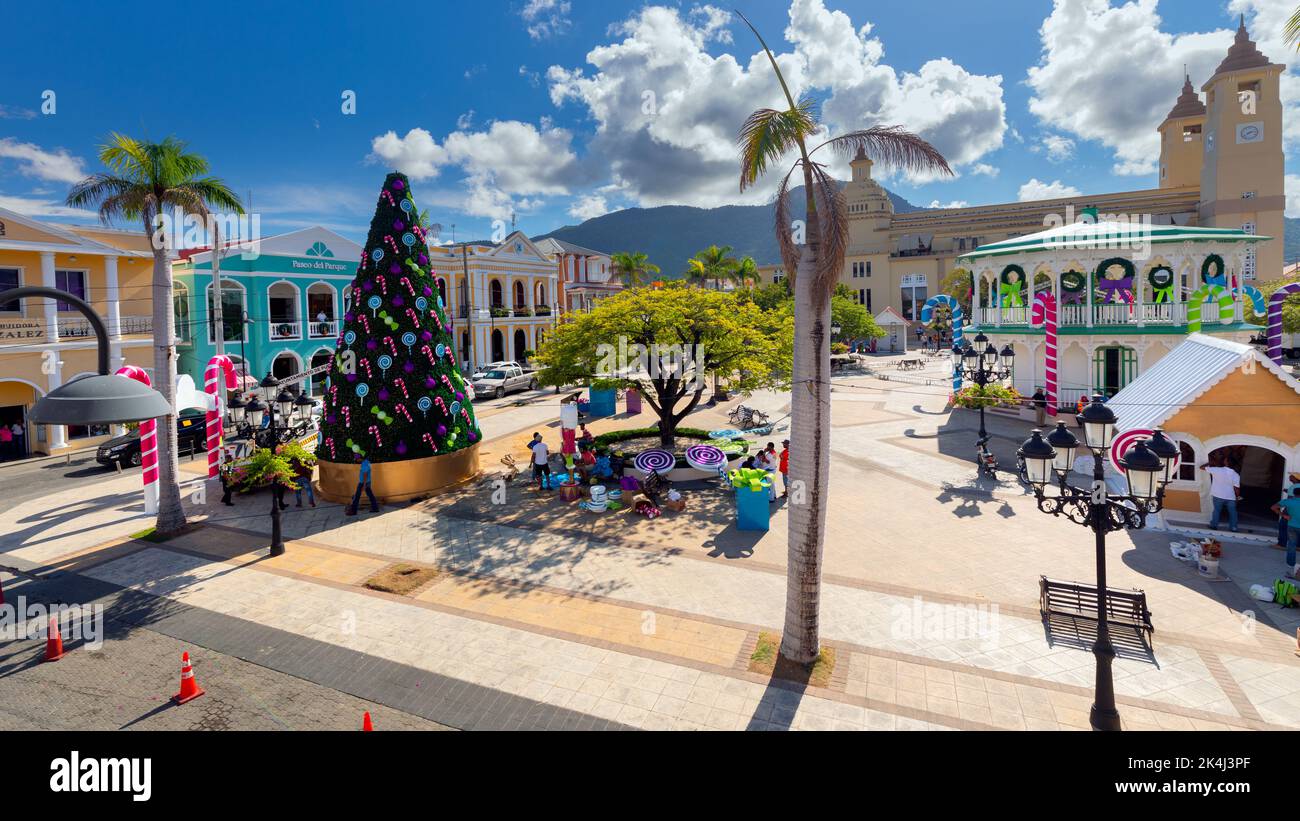 Puerto Plata, Puerto Plata, 28 novembre 2019: Les travailleurs mettant en place des décorations de Noël sur la place de ville latino-américaine de Puerto Plata, République Dominicaine Banque D'Images