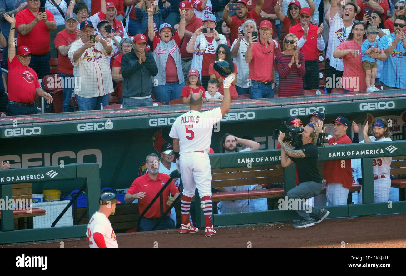 St. Louis, États-Unis. 02nd juillet 2022. St Louis Cardinals Albert Pujols donne aux fans un coup de rideau après avoir frappé une course à domicile solo, sa course à domicile de carrière en 702, dans le troisième repas contre les pirates de Pittsburgh au stade Busch de Saint Louis dimanche, 2 octobre 2022. Photo par Bill Greenblatt/UPI crédit: UPI/Alay Live News Banque D'Images