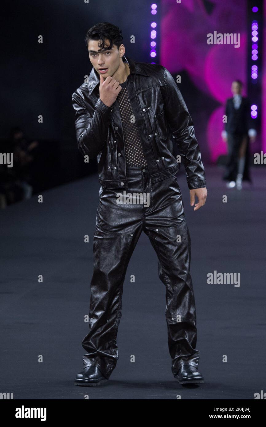 Jacob Rott marche sur la piste pendant le spectacle de vetements pour femmes de l Oreal Printemps ete 2023 dans le cadre de la semaine de la mode de Paris a Paris en France