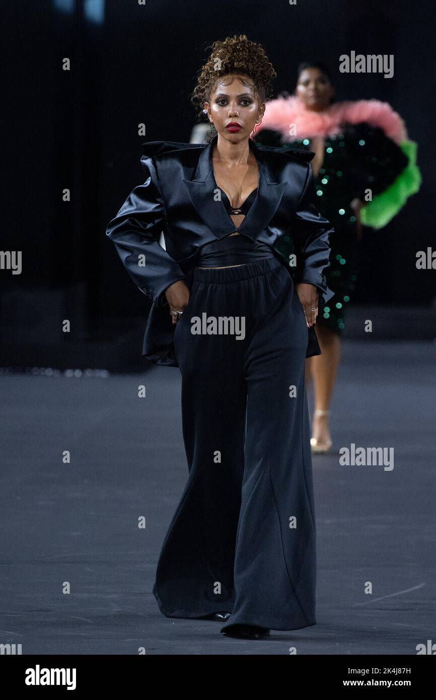 Jaha Dukureh marche sur la piste pendant le spectacle de vêtements pour femmes de l'Oréal Printemps/été 2023 dans le cadre de la semaine de la mode de Paris à Paris, France sur 02 octobre 2022. Photo d'Aurore Marechal/ABACAPRESS.COM Banque D'Images