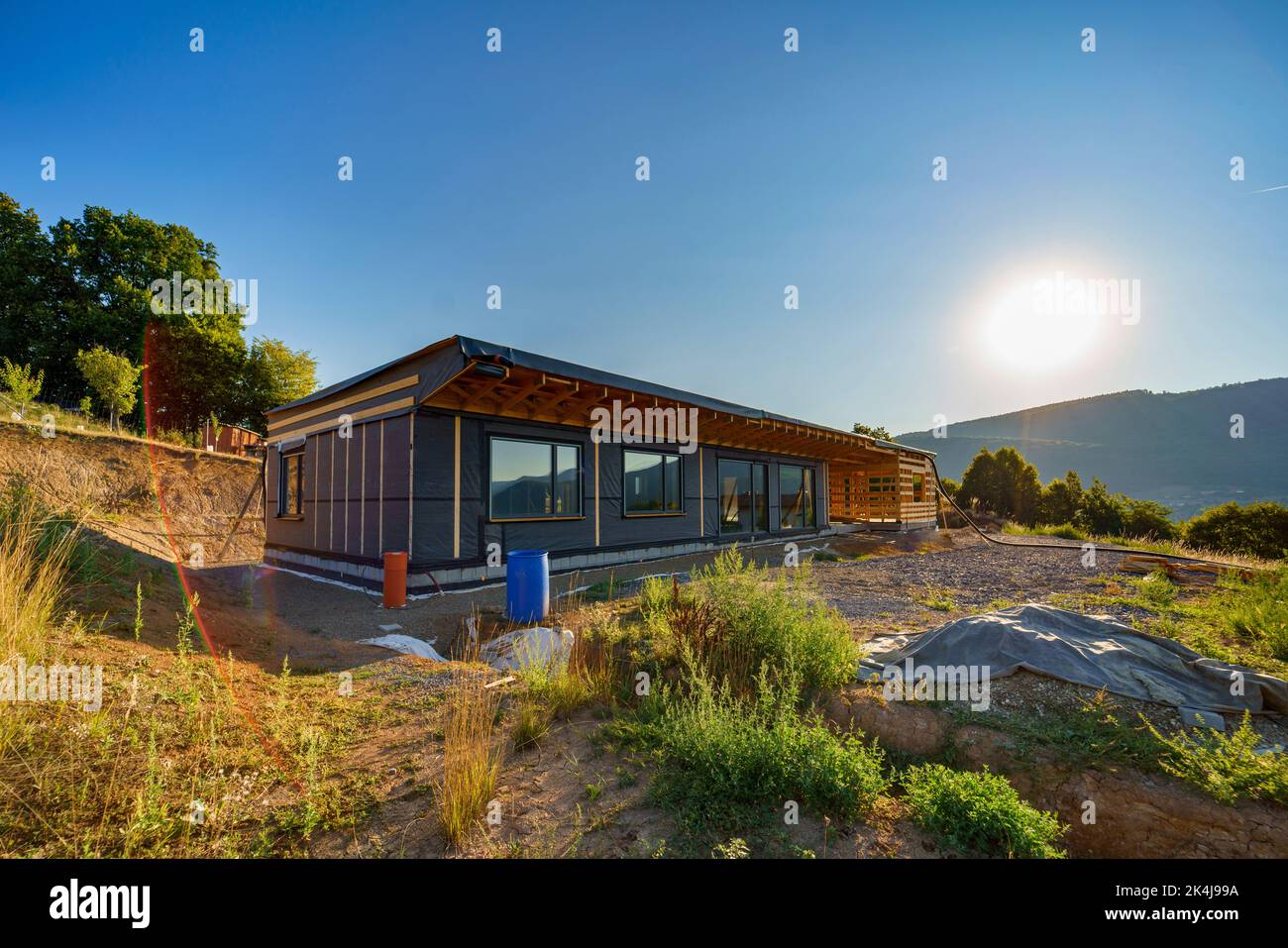 Construction inachevée d'éco-maison en bois durable écologique renouvelable à faible énergie au milieu de la nature. Banque D'Images