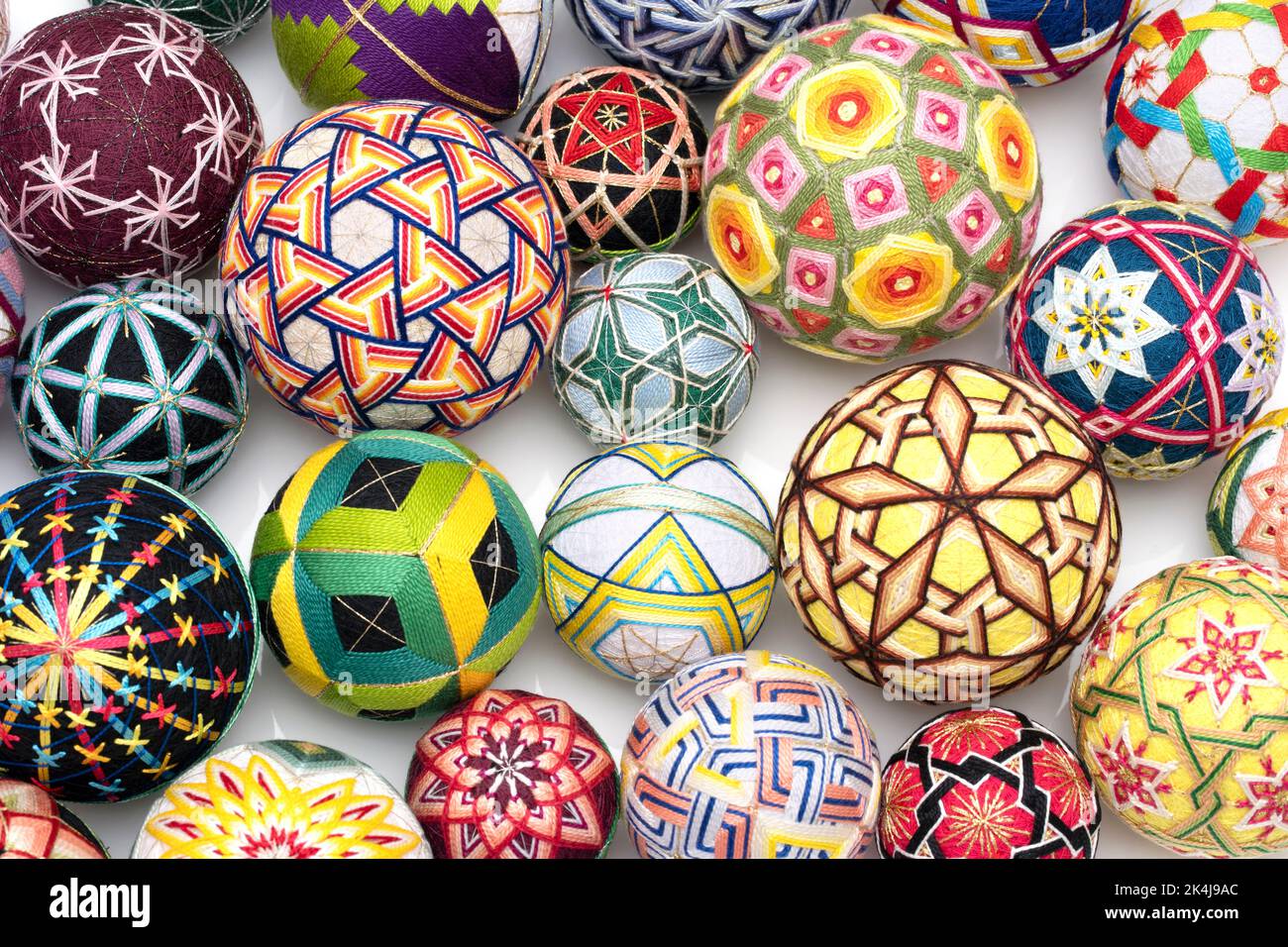 Boule Temari traditionnelle japonaise colorée sur fond blanc Banque D'Images