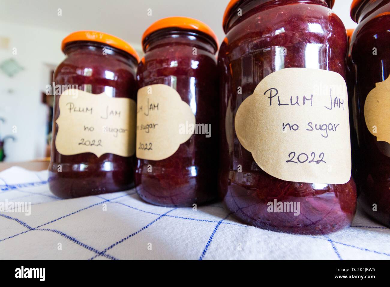 Confiture de prunes maison dans des pots étiquetés: Confiture de prunes sans sucre Banque D'Images