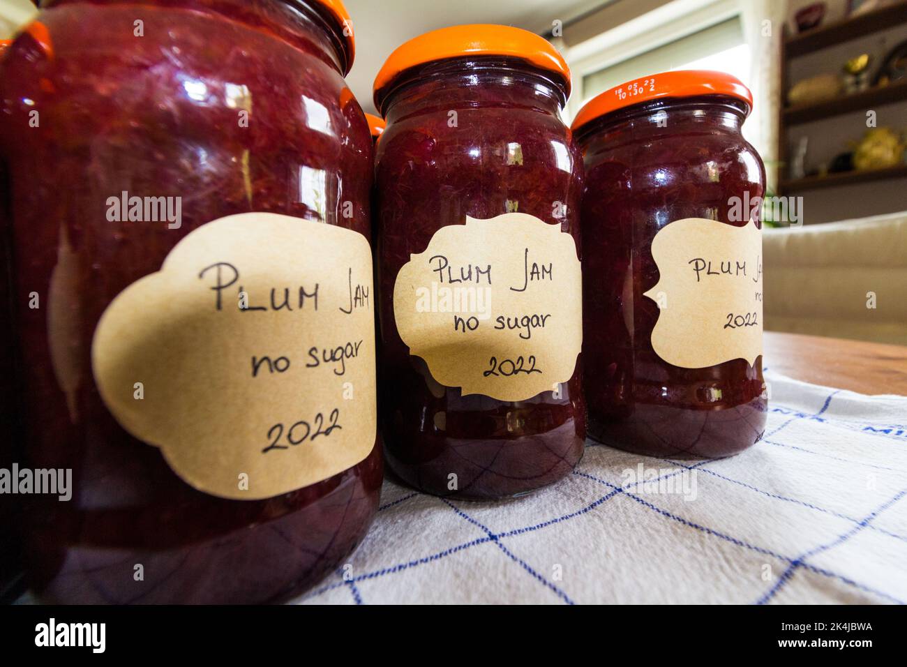 Confiture de prunes maison dans des pots étiquetés: Confiture de prunes sans sucre Banque D'Images
