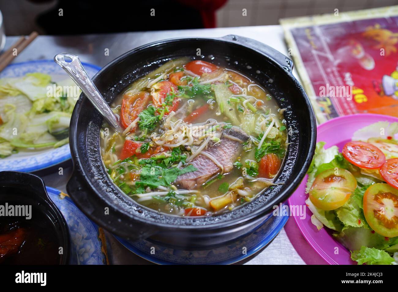 Soupe vietnamienne de poissons aigre et doux à Da Lat, Vietnam Banque D'Images