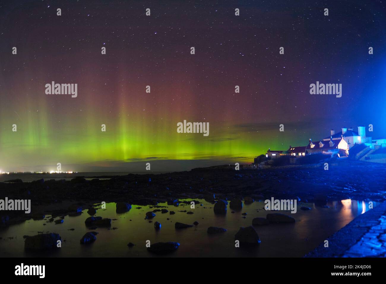 Les aurores boréales, mieux connues sous le nom de lumières nordiques, apparaissent tôt le matin sur l'île St Mary's, dans la baie Whitley, sur le nord de Tyneside. Date de la photo: Lundi 3 octobre 2022. Banque D'Images