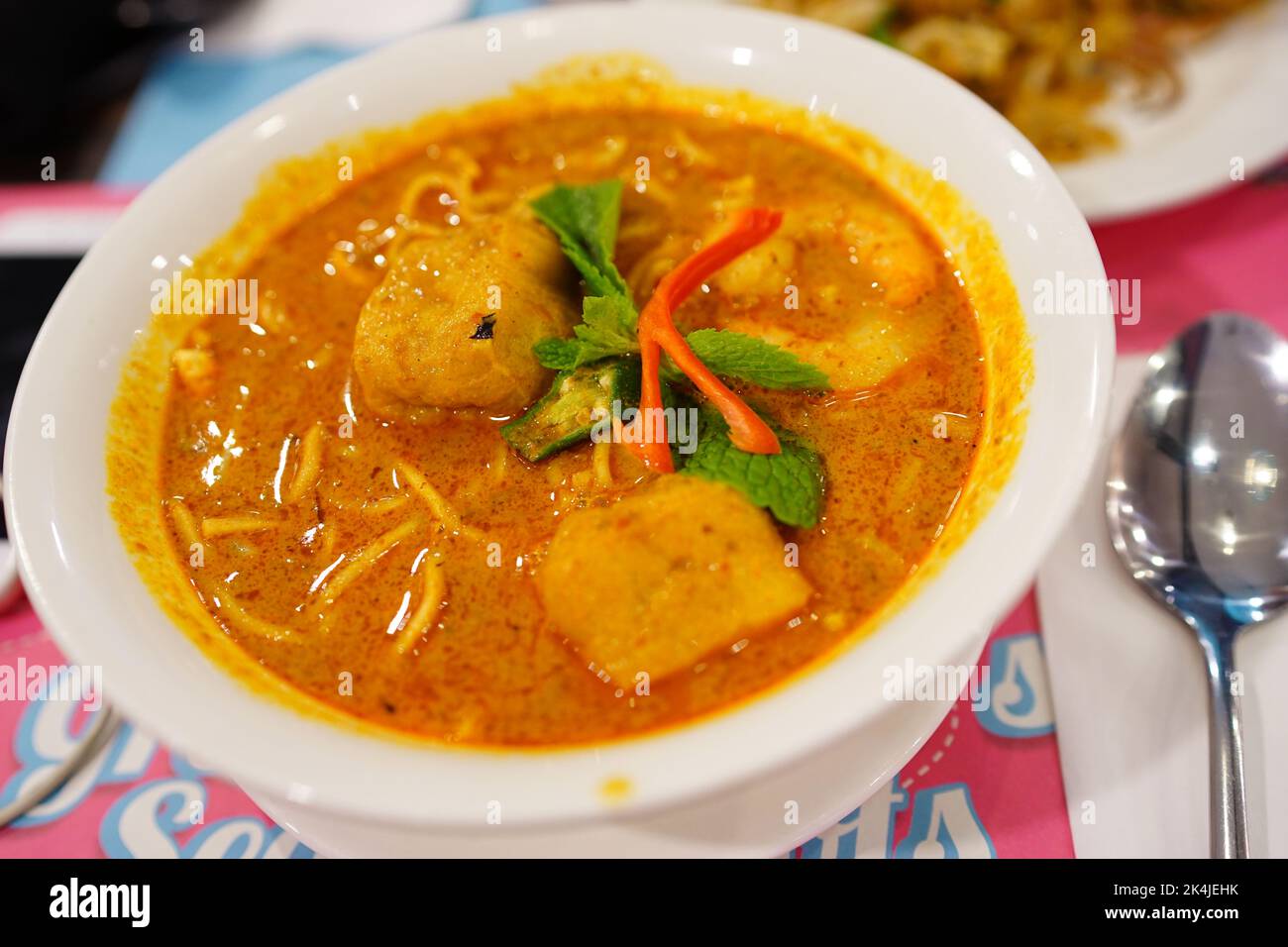 Curry Mee (nouilles Kang Kang Hokkien) à l'aéroport malaisien Banque D'Images
