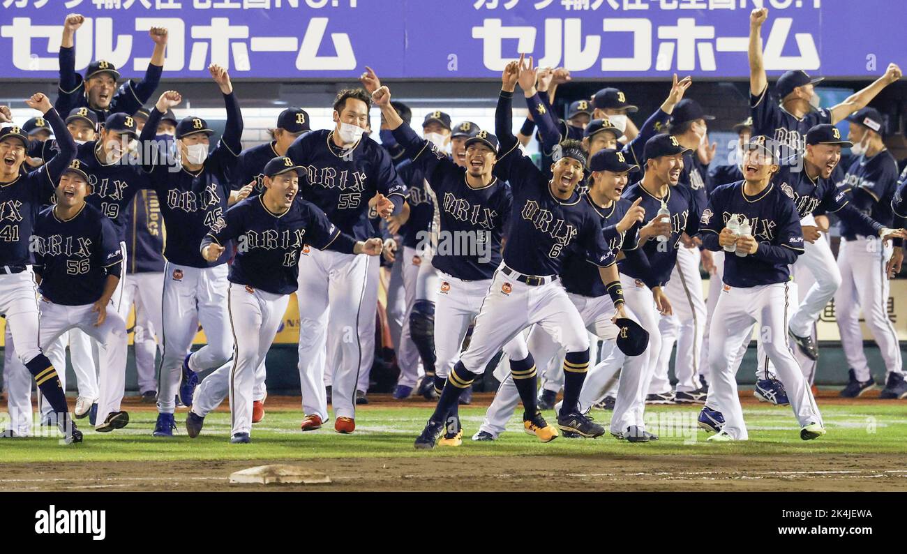 Les joueurs d'ORIX Buffaloes se lancent sur le terrain pour célébrer après avoir remporté le pennant de la Pacific League au Rakuten Seimei Park Miyagi dans la ville de Sendai, dans le nord-est du Japon, le 2 octobre 2022. (Kyodo)==Kyodo photo via crédit: Newscom/Alay Live News Banque D'Images