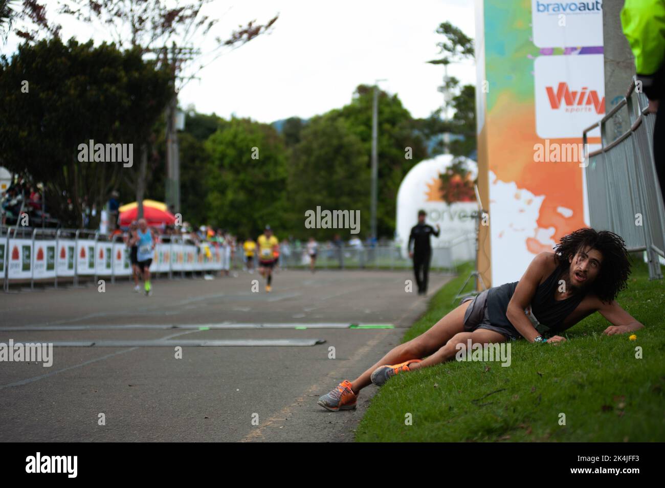 Un coureur tombe au repos après avoir traversé la ligne d'arrivée pendant le retour après deux années de semi-marathon de Bogota en raison de la pandémie COVID-19, à Bogota, Colombie, 2 octobre 2022. Le Kenian Edwin soi T: 1:05:27 et Angela Tanui T: 1:13:29 ont remporté la course respective de 21K hommes et femmes. Photo de: CHEPA Beltran/long Visual Press Banque D'Images