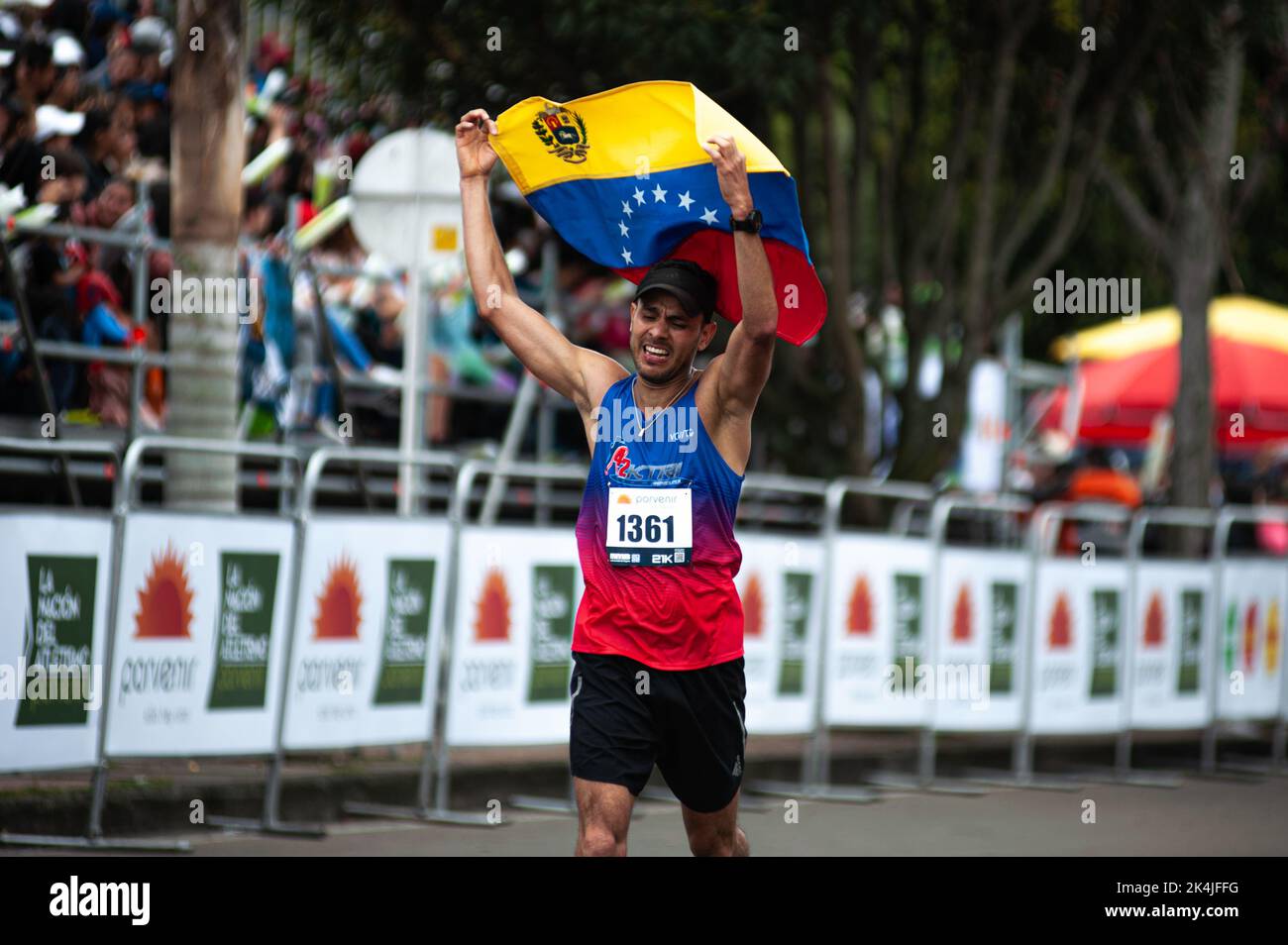 Miguel del Valle un athlète vénézuélien termine la course portant un drapeau vénézuélien pendant le retour après deux ans de semi-marathon de Bogota en raison de la pandémie COVID-19, à Bogota, Colombie, 2 octobre 2022. Le Kenian Edwin soi T: 1:05:27 et Angela Tanui T: 1:13:29 ont remporté la course respective de 21K hommes et femmes. Photo de: CHEPA Beltran/long Visual Press Banque D'Images