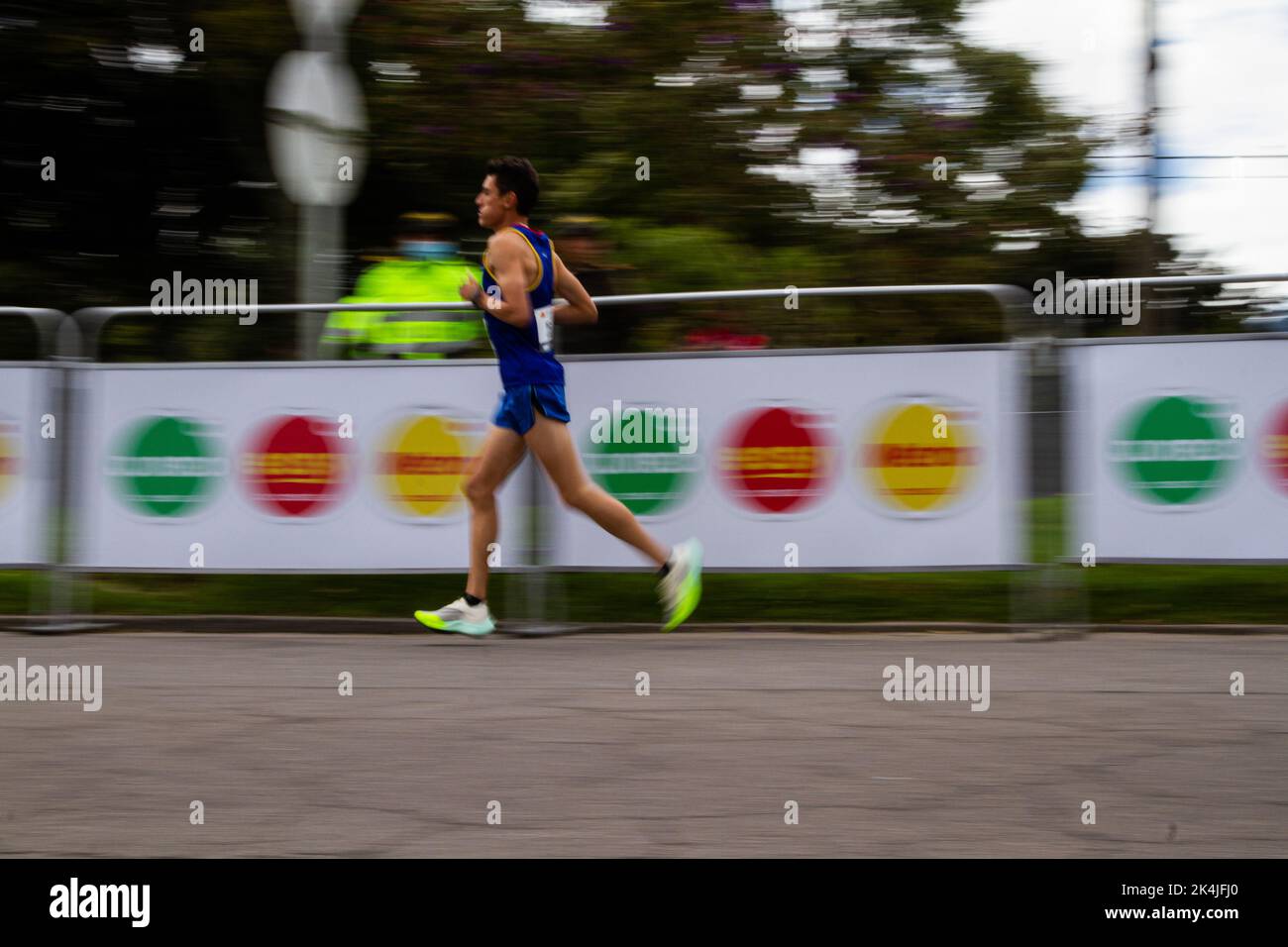 Un athlète participe au retour après deux années de semi-marathon de Bogota en raison de la pandémie COVID-19, à Bogota, Colombie, 2 octobre 2022. Le Kenian Edwin soi T: 1:05:27 et Angela Tanui T: 1:13:29 ont remporté la course respective de 21K hommes et femmes. Photo de: CHEPA Beltran/long Visual Press Banque D'Images