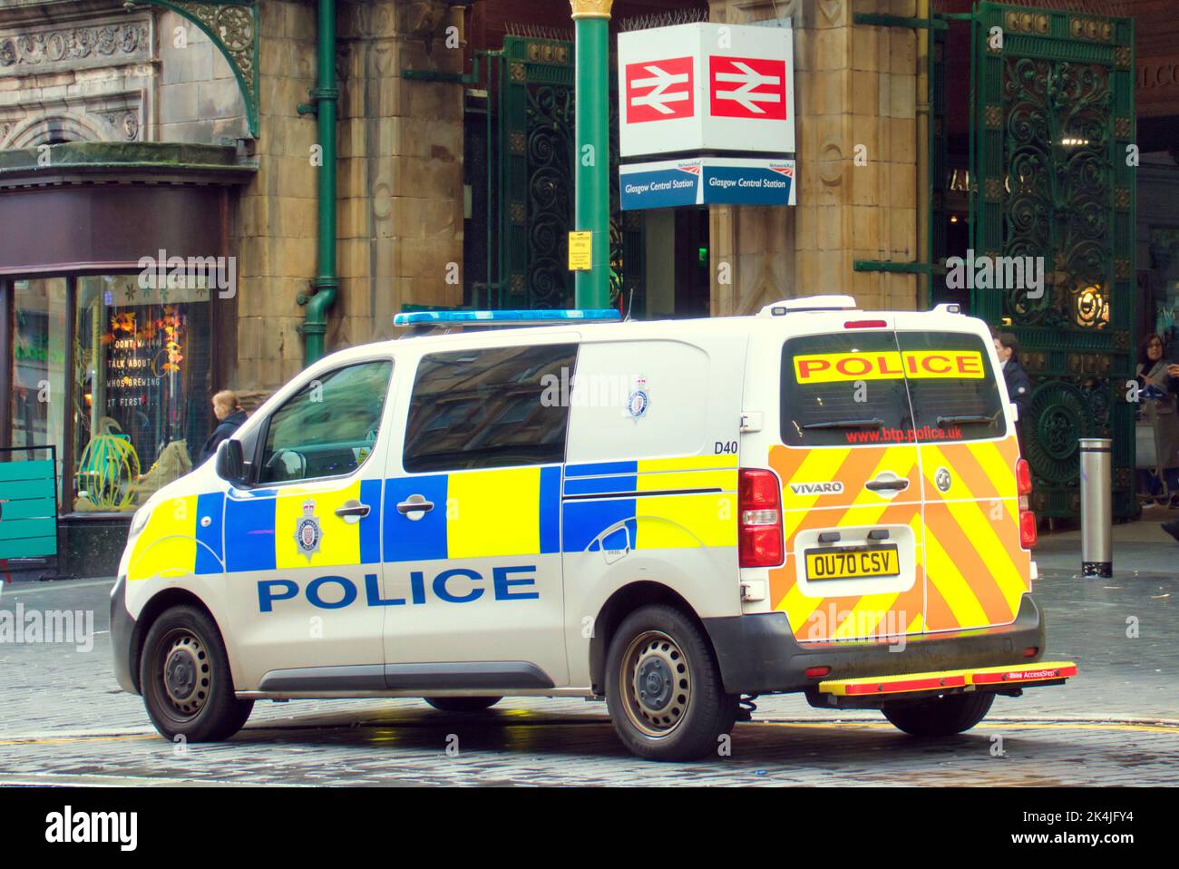 Fourgonnette de la police britannique des transports devant la gare centrale britannique, panneau Glasgow, Écosse, Royaume-Uni Banque D'Images Fourgonnette de la police britannique des transports devant la gare centrale britannique, panneau Glasgow, Écosse, Royaume-Uni Banque D'Images