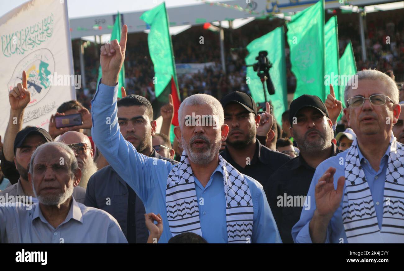Gaza CIT, bande de Gaza, Palestine. 1st octobre 2022. Gaza, Palestine. 01 octobre 2022. Chef du Hamas dans la bande de Gaza, Yahya Sinwar assiste à un festival de masse dans le stade palestinien de la ville de Gaza intitulé « l'Al-Aqsa est en danger ». Le mouvement de résistance islamique du Hamas a organisé cet événement auquel ont assisté des milliers de Palestiniens. Au cours du festival, des membres du Hamas ont dénoncé les incursions croissantes de colons sur le site musulman du complexe d'Al-Aqsa, les agressions israéliennes continues en Cisjordanie et d'autres pratiques d'occupation importantes menées par le gouvernement israélien Banque D'Images