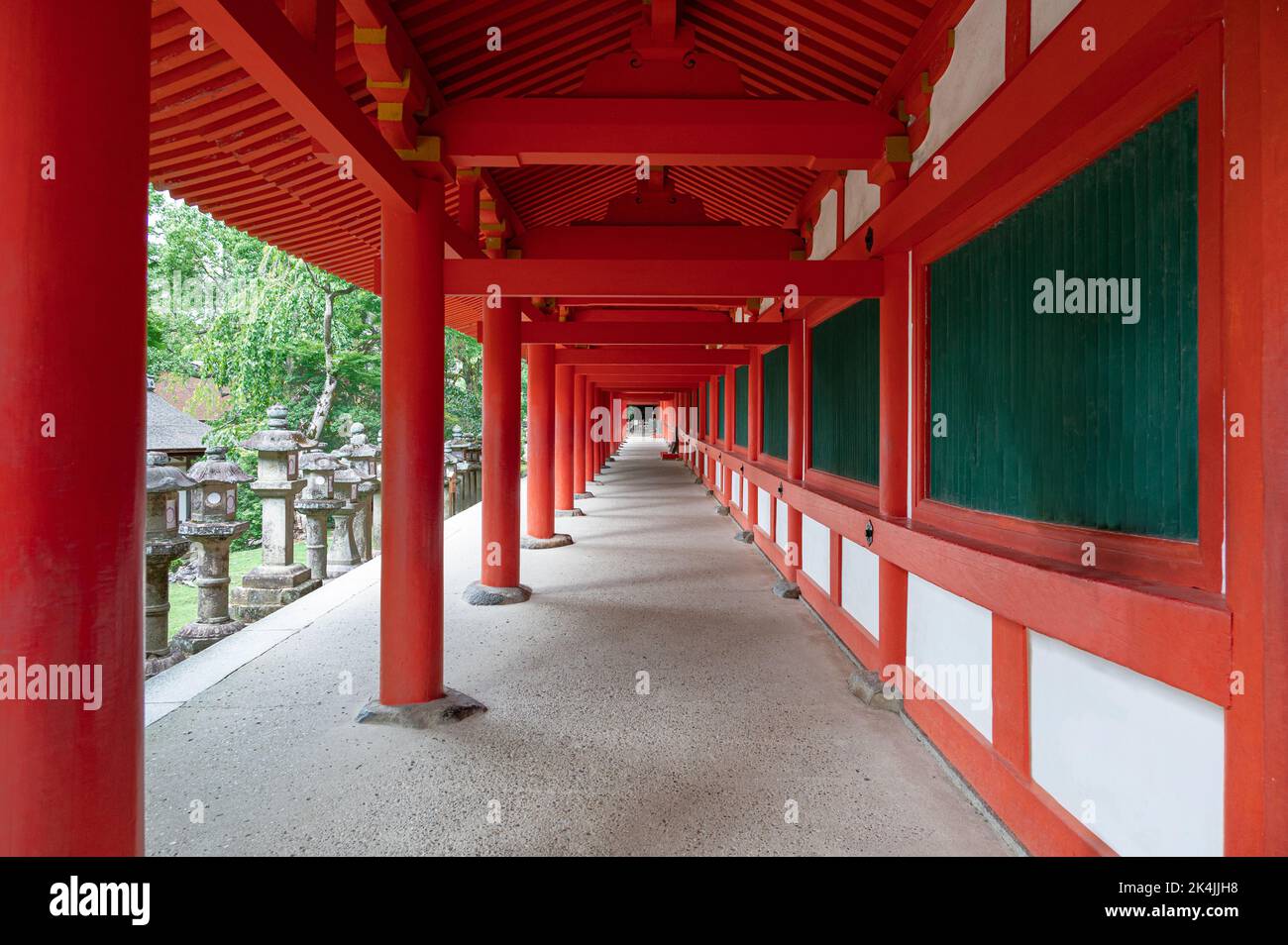 Le sanctuaire traditionnel Kasugataisha à Nara, Kansai, Japon est un monument célèbre et inscrit sur le site du patrimoine mondial de l'UNESCO construit en 768. Banque D'Images