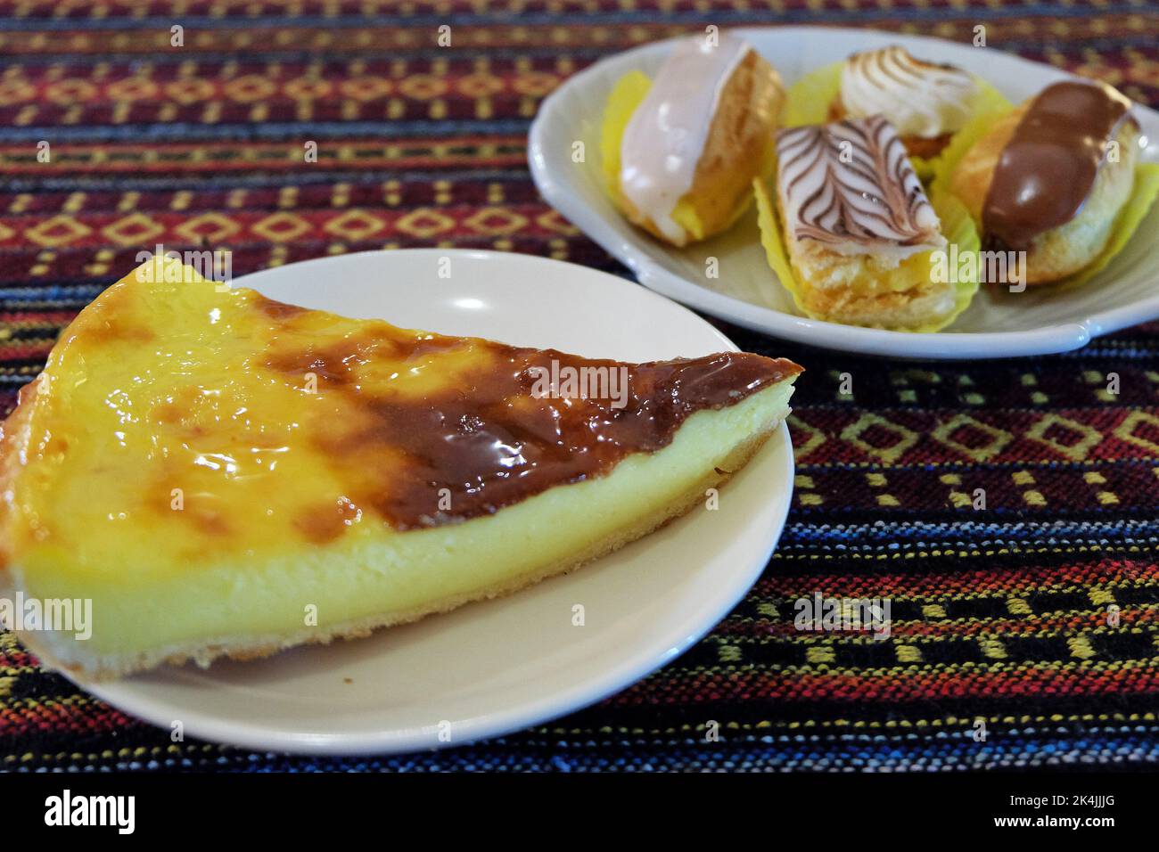 Gros plan sur le gâteau Flan à la crème anglaise avec de la crème de choux douce et de l'Eclair Banque D'Images