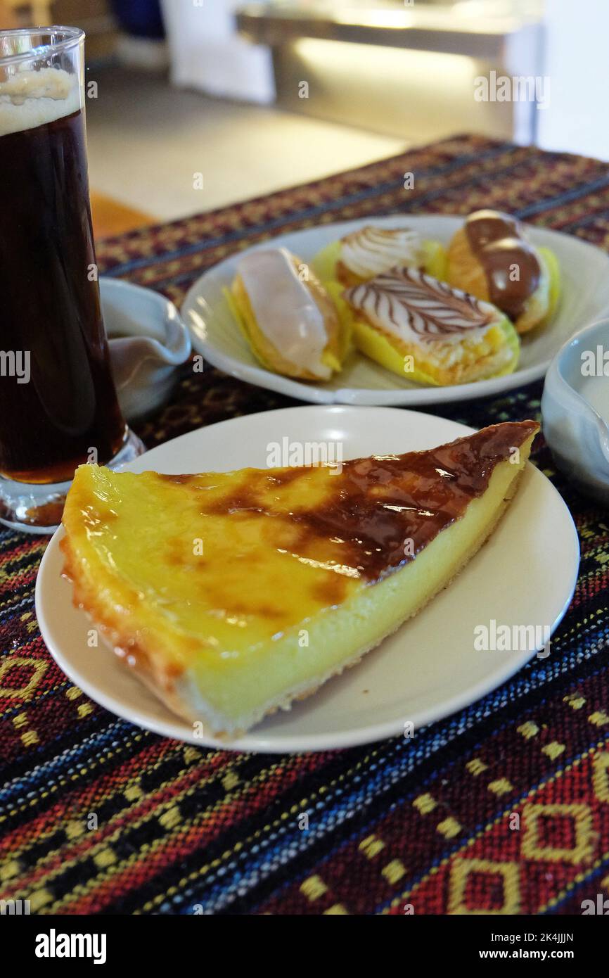 Gros plan sur le gâteau Flan à la crème anglaise avec de la crème de choux douce et de l'Eclair Banque D'Images