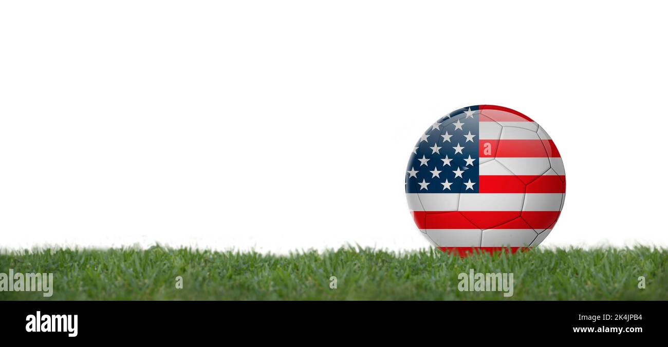 drapeau des états-unis sur le ballon de football sur l'herbe, espace de copie avec fond blanc. Banque D'Images