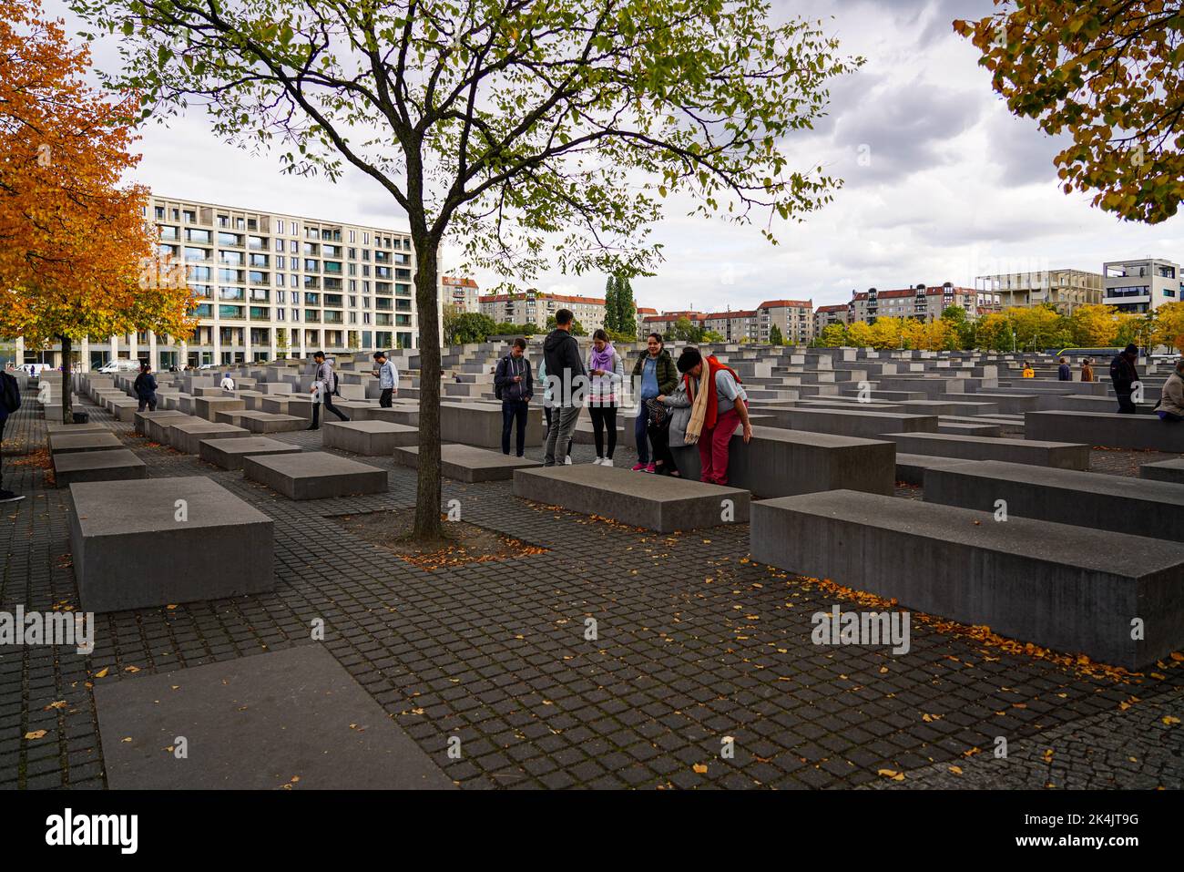 Les gens visitent le Mémorial des Juifs d'Europe assassinés - Mémorial de l'Holocauste à Berlin. Banque D'Images