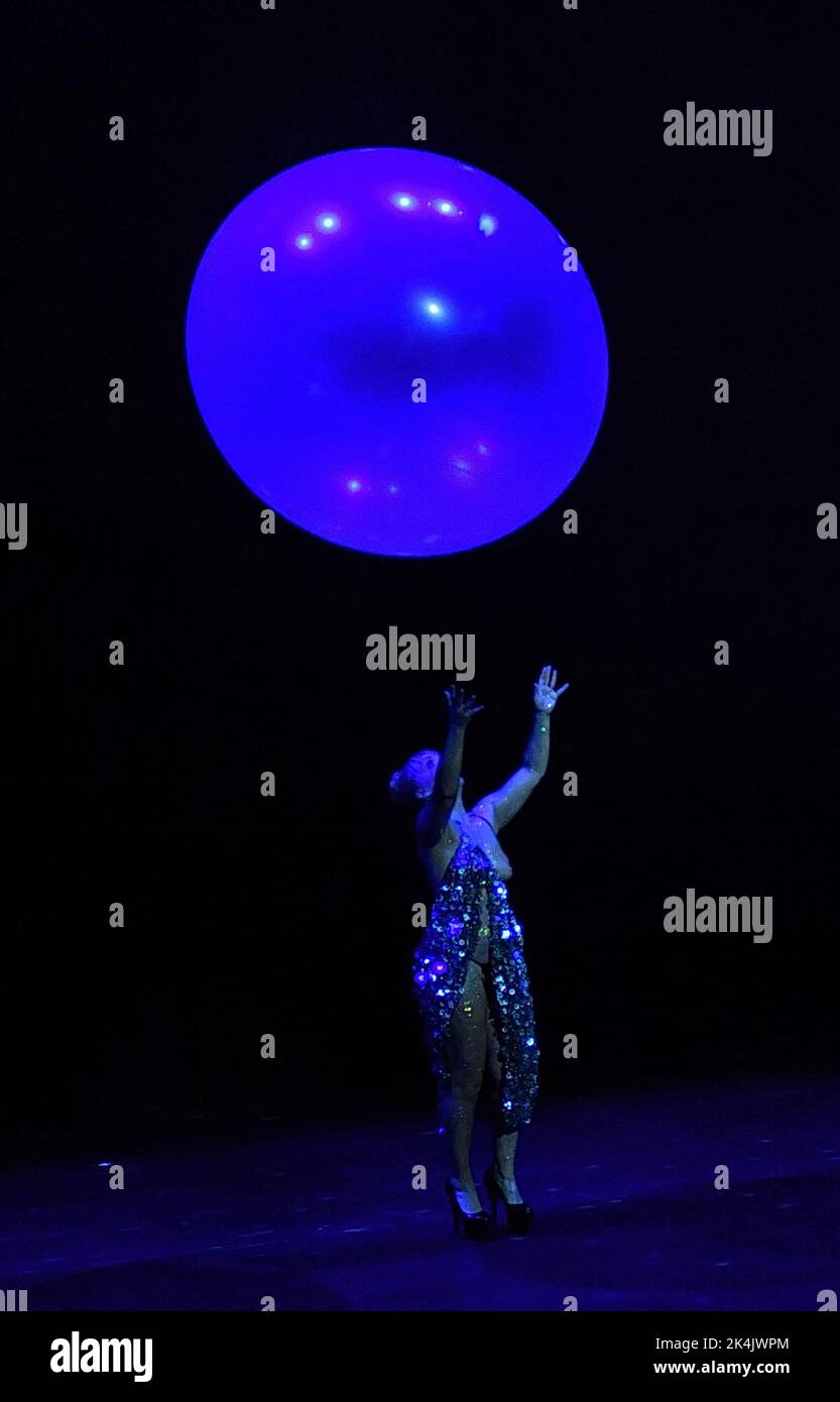 'Cabaret Nouvelle Burlesque' par le directeur artistique Kitty Hartl lors de l'édition 20th de la nuit Blanche à Paris, France sur 2 octobre 2022. Photo de Karim ait Adjedjou/ABACAPRESS.COM Banque D'Images
