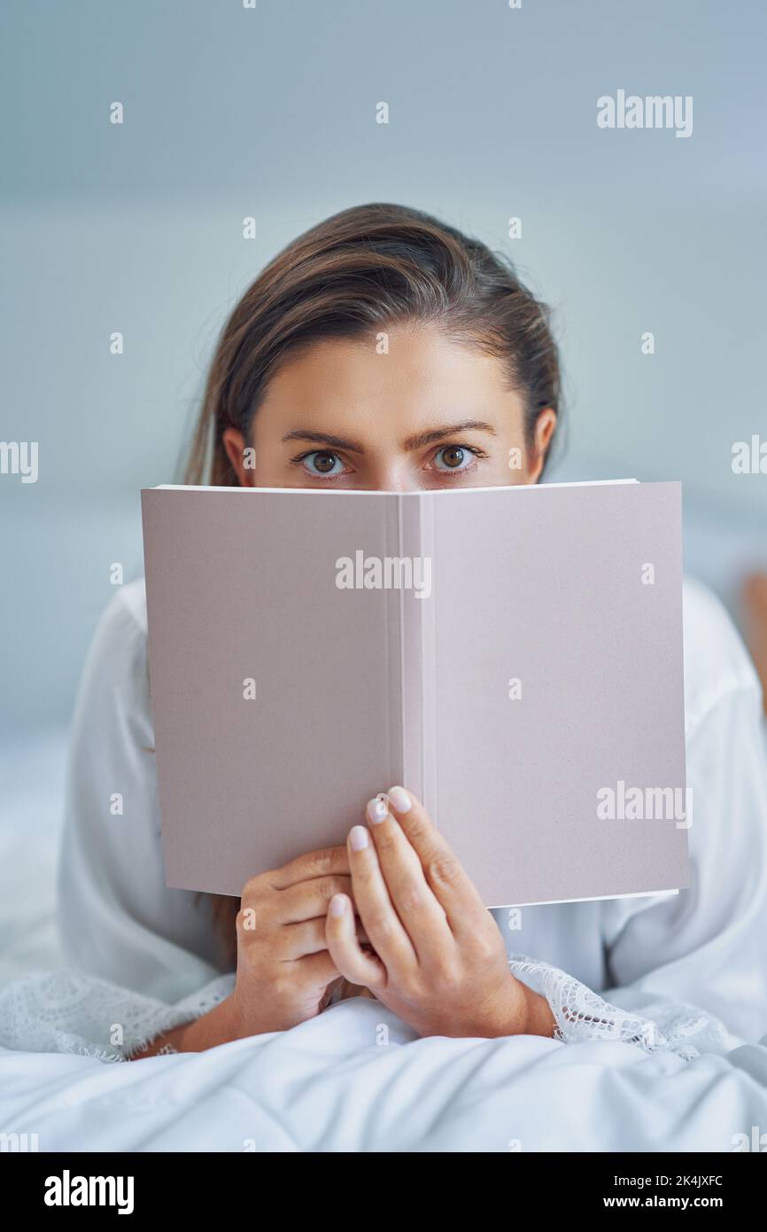 Brunette femme sur le mauvais avec bloc-notes ou livre Banque D'Images